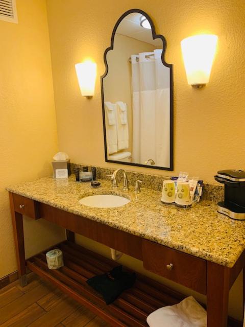 King Room - Non-Smoking - Photo 2