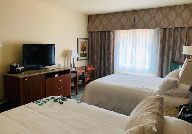 Queen Room with Two Queen Beds - Non-Smoking - Photo 3