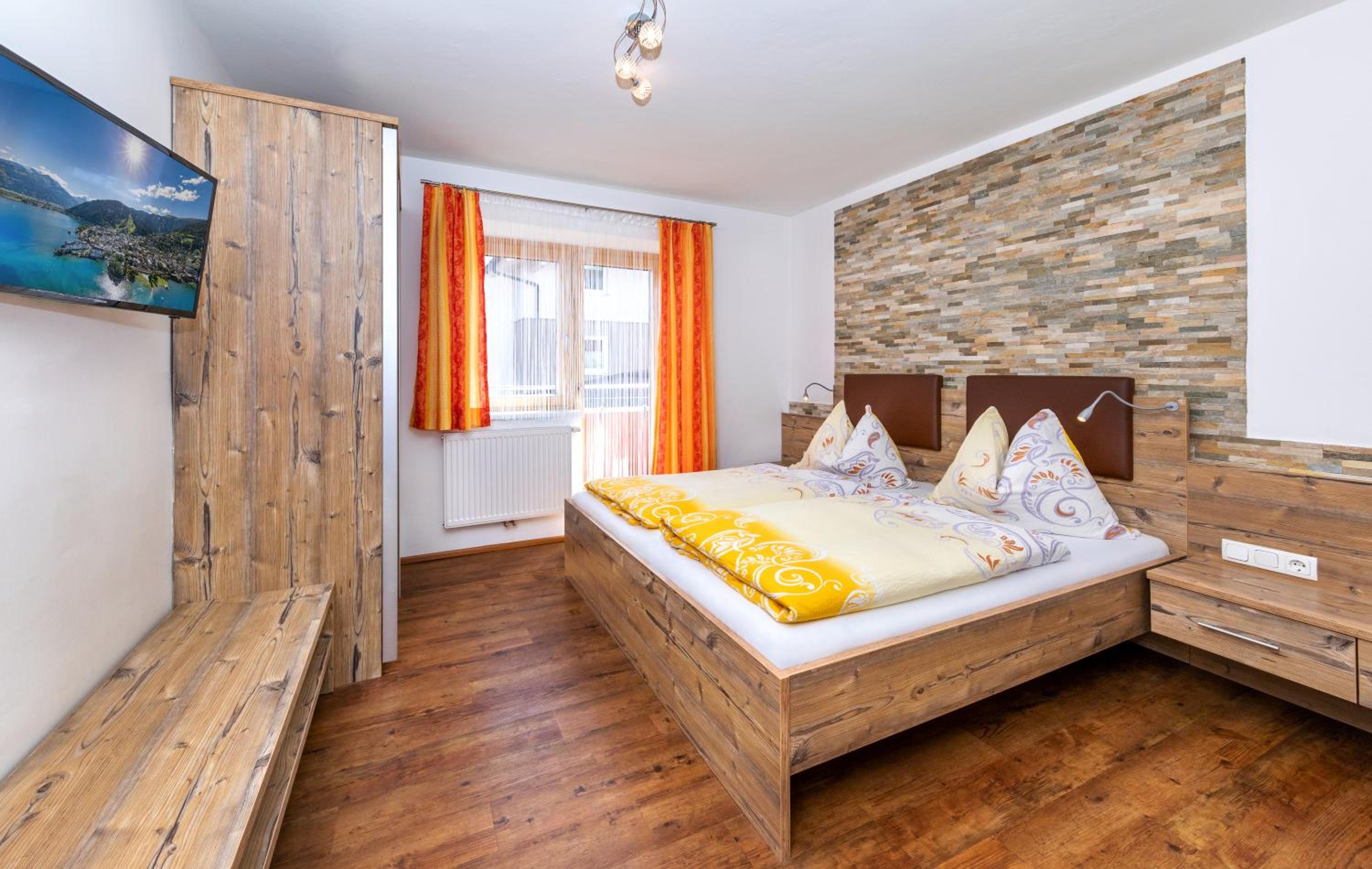 Comfort One-Bedroom Apartment with Balcony and Mountain View - Photo 1