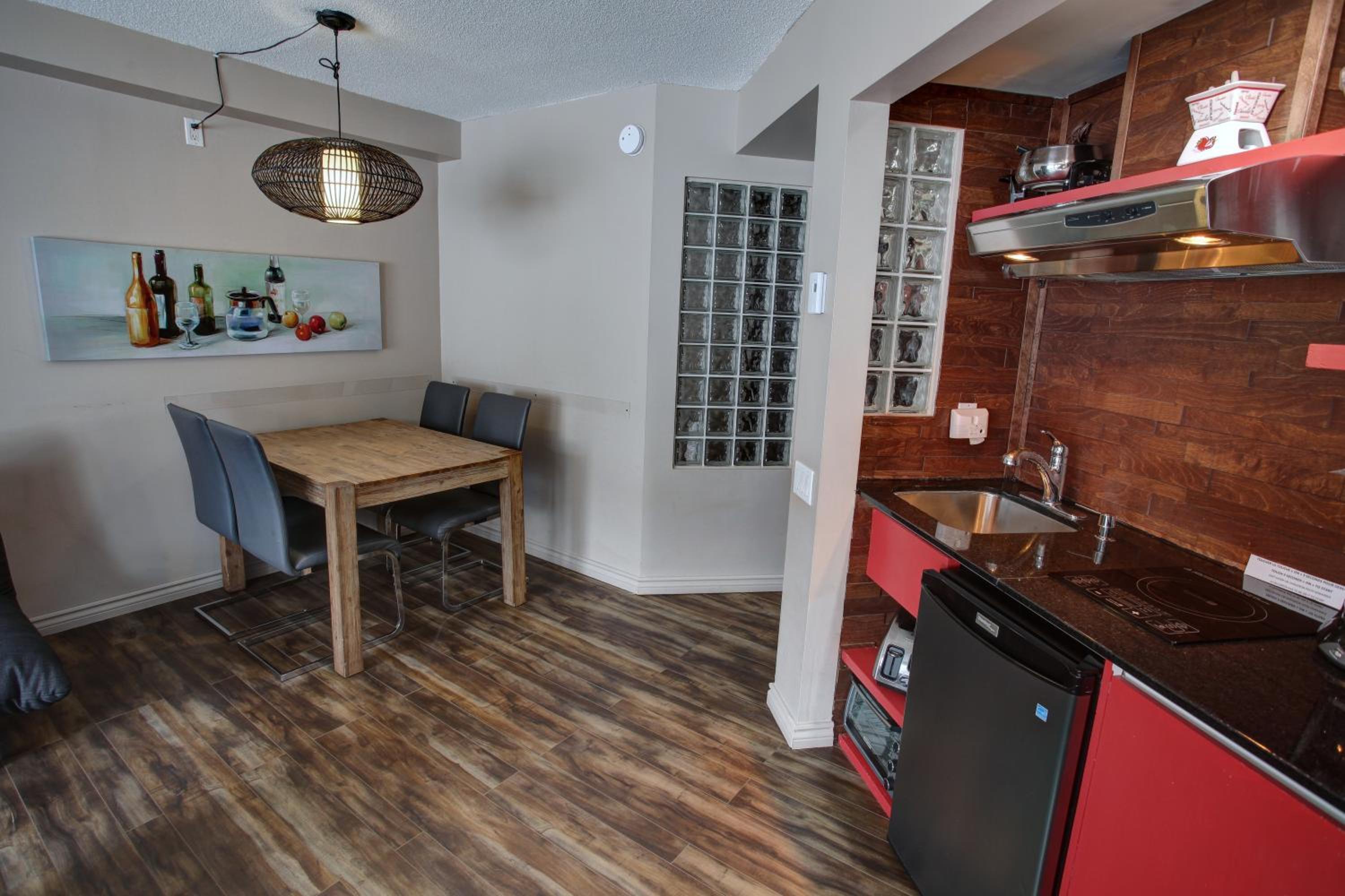 Two-Bedroom Apartment - 0.6 mi Away photo 3