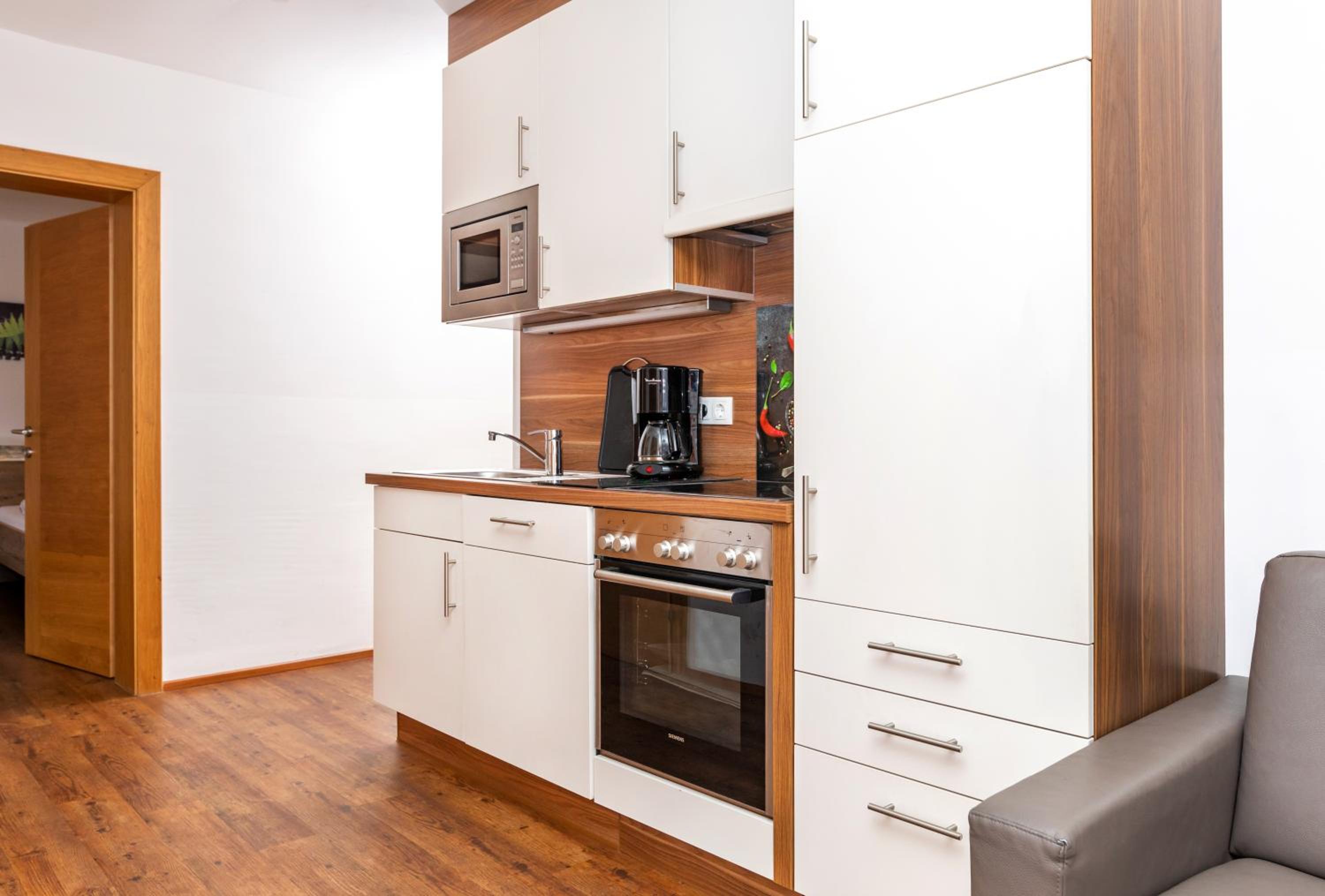 Comfort One-Bedroom Apartment with Balcony and Mountain View - Photo 10