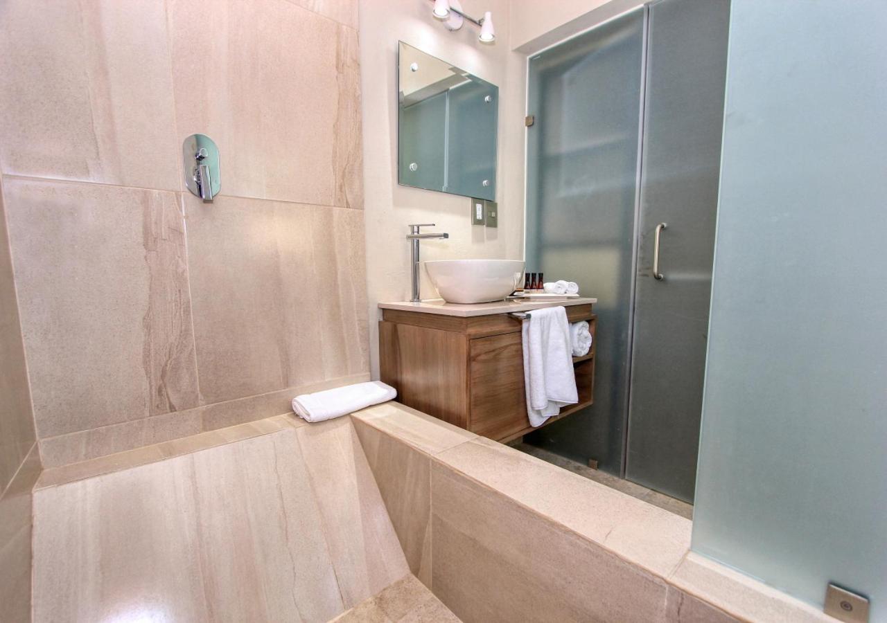 Deluxe Queen Suite - Photo 5