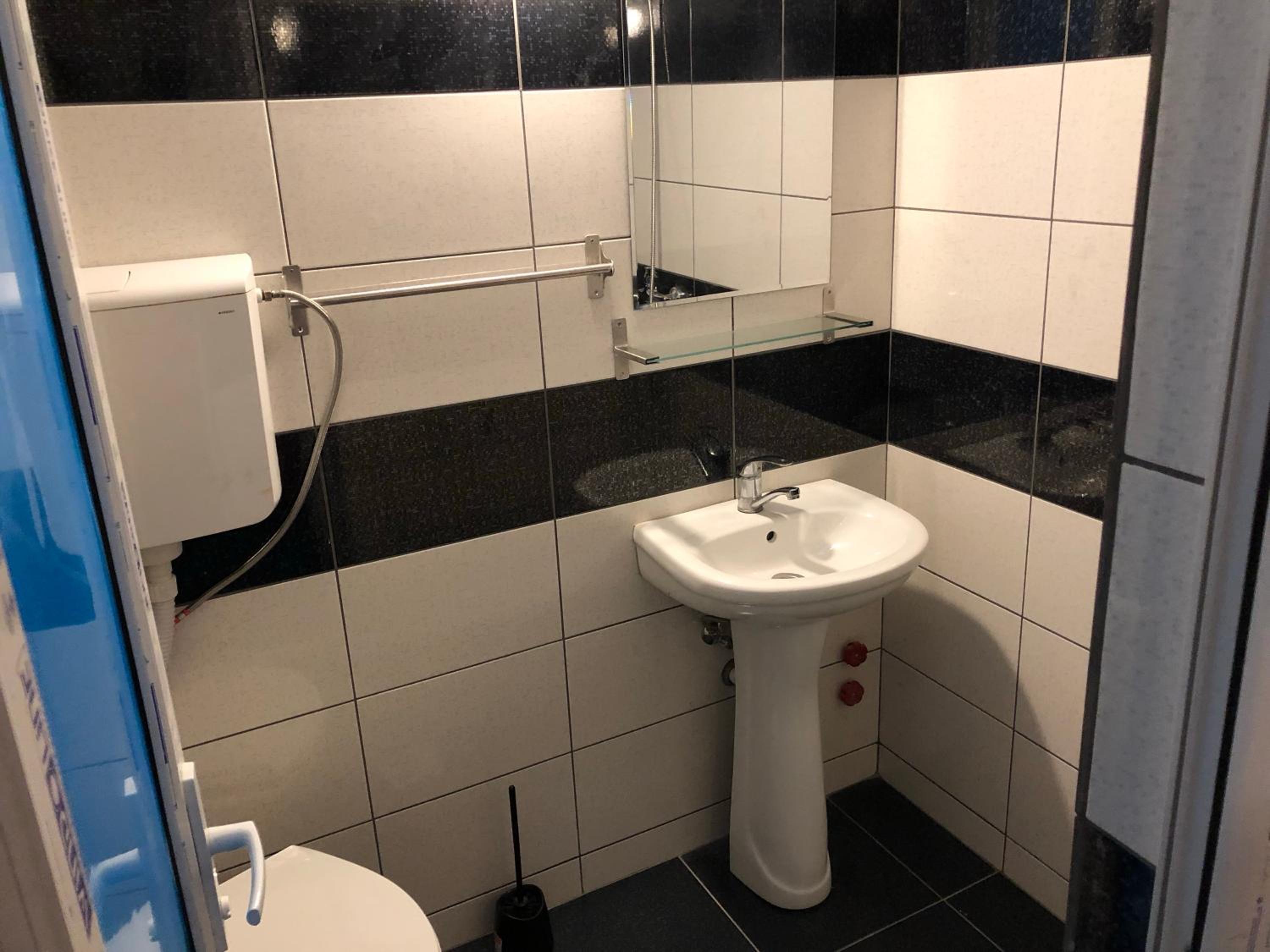 Twin Room with Private Bathroom photo 2