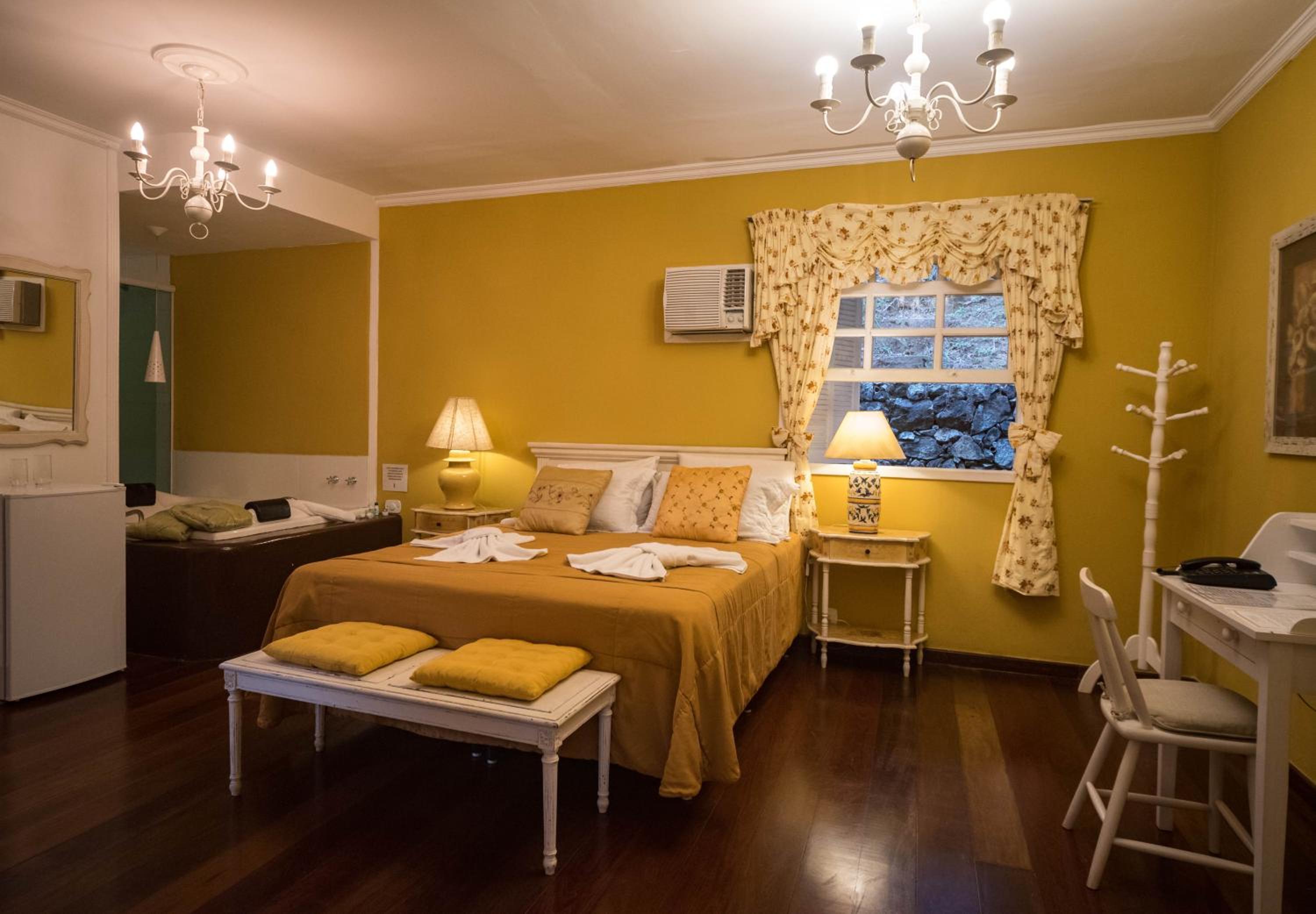 Queen Suite with Spa Bath photo 3