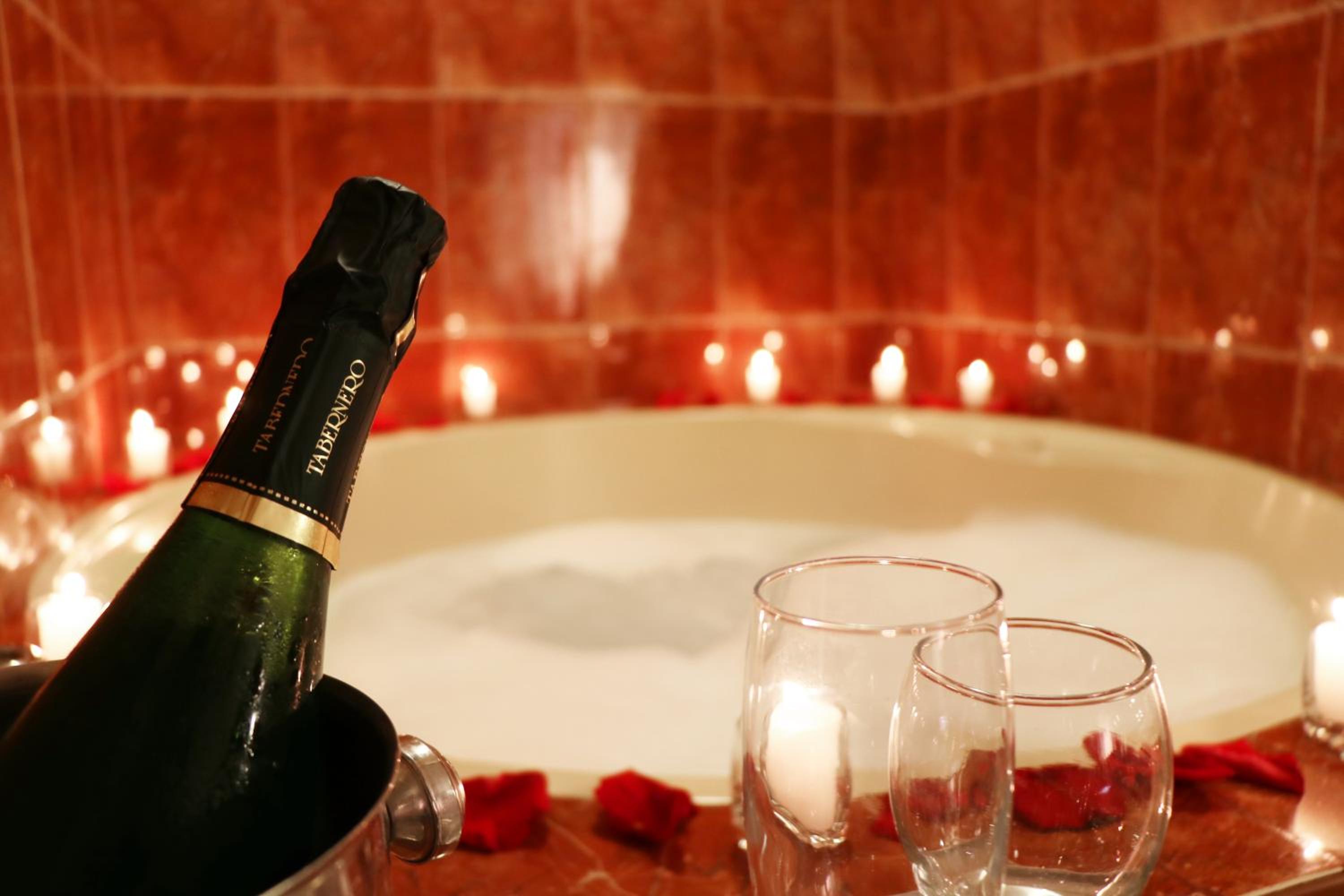 Double Room with Spa Bath - Photo 2
