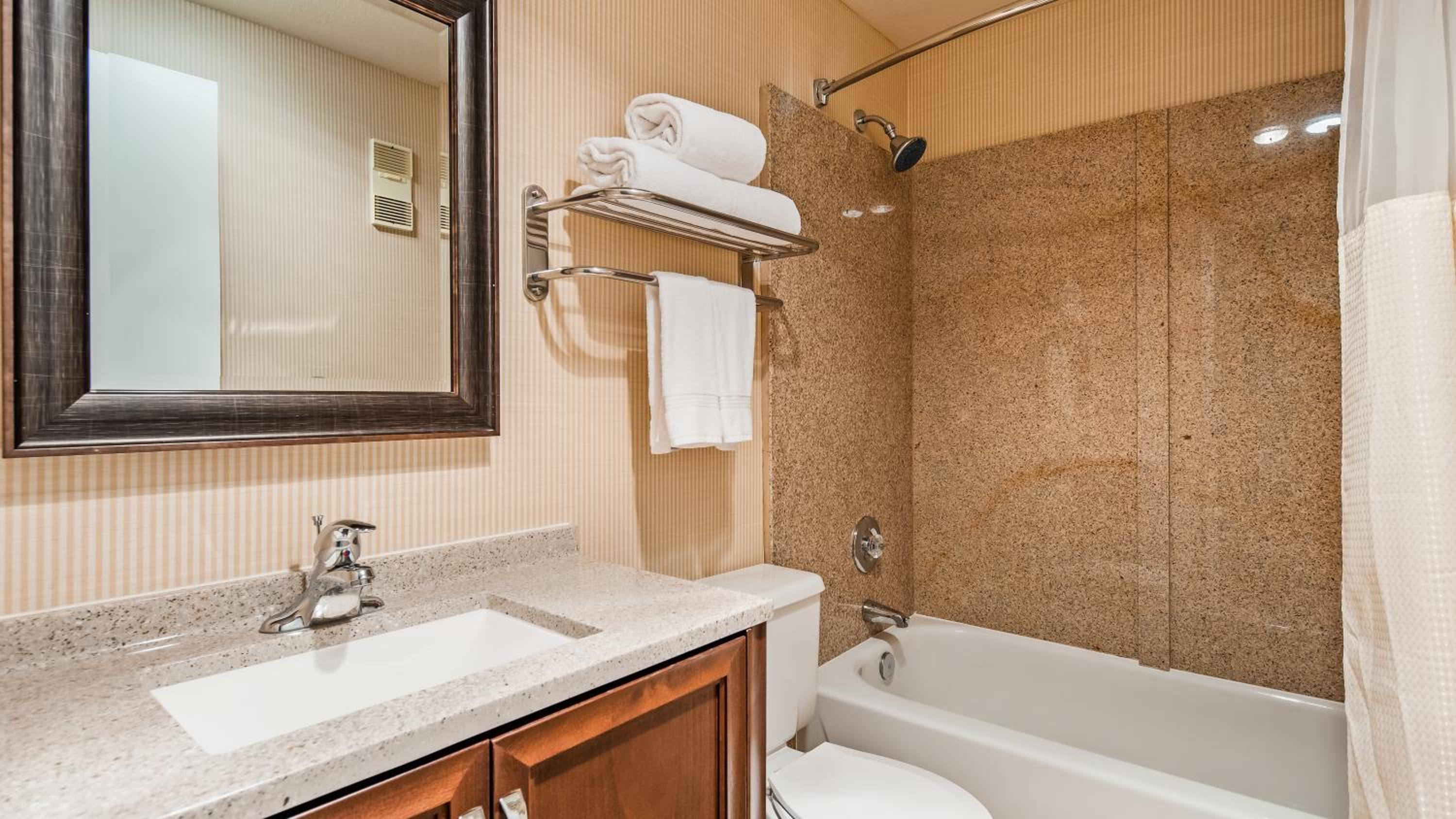 Two Room Queen Suite - Non-Smoking photo 2