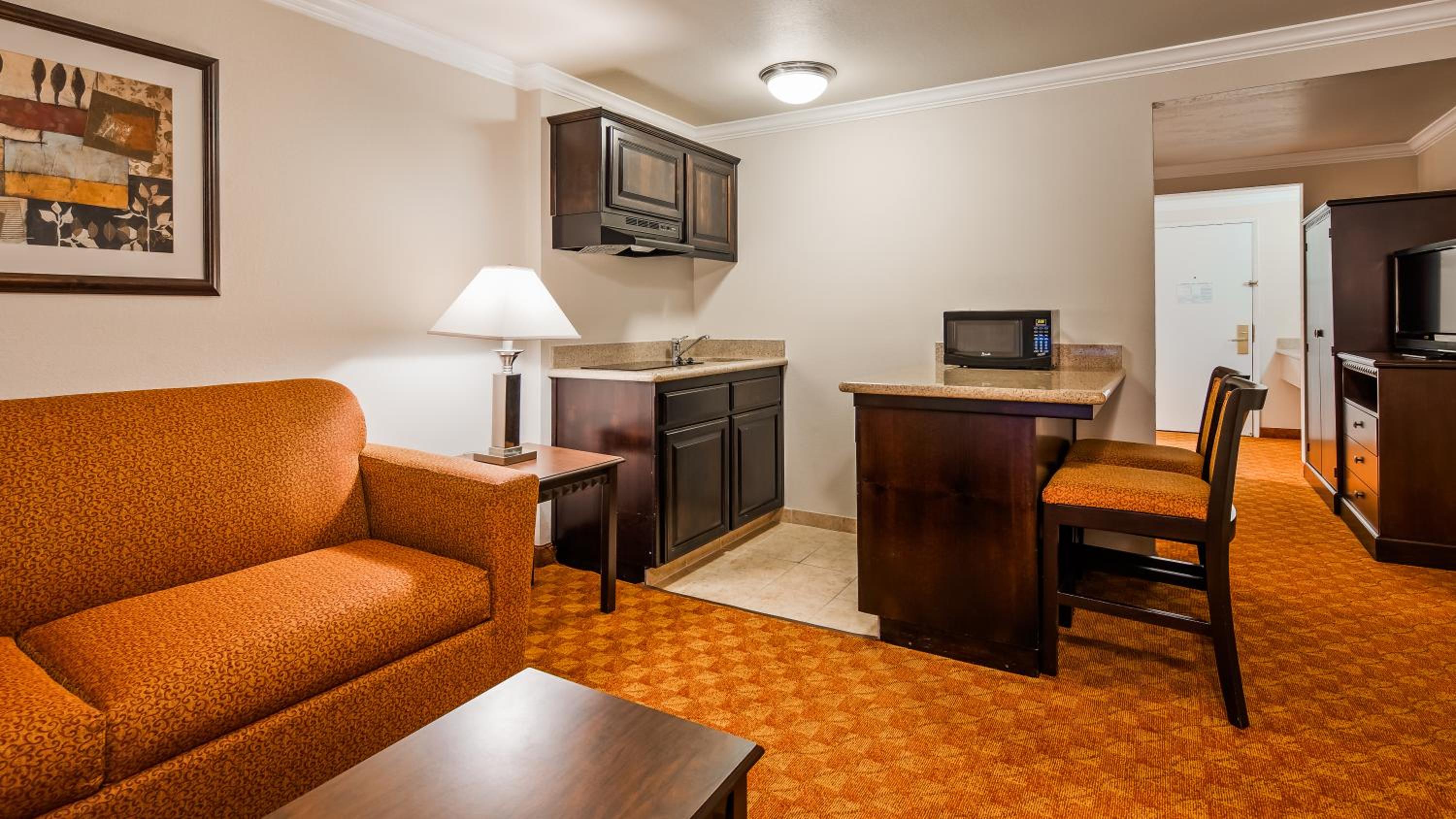 Queen Suite with Kitchenette - Photo 10