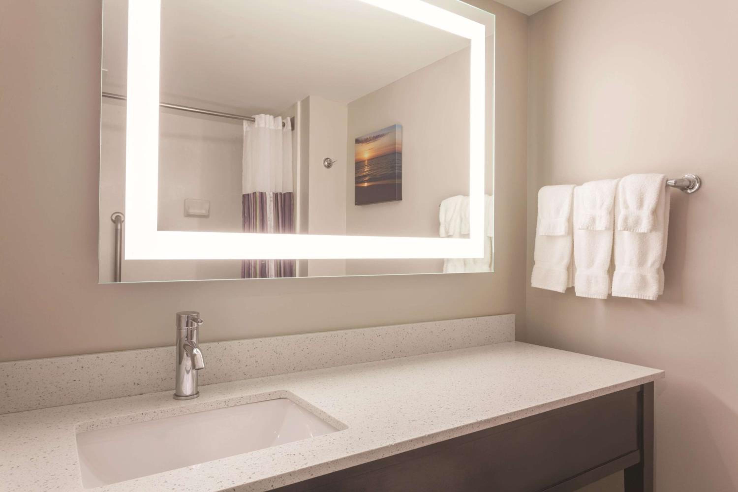 King Room - Accessible  - Photo 8