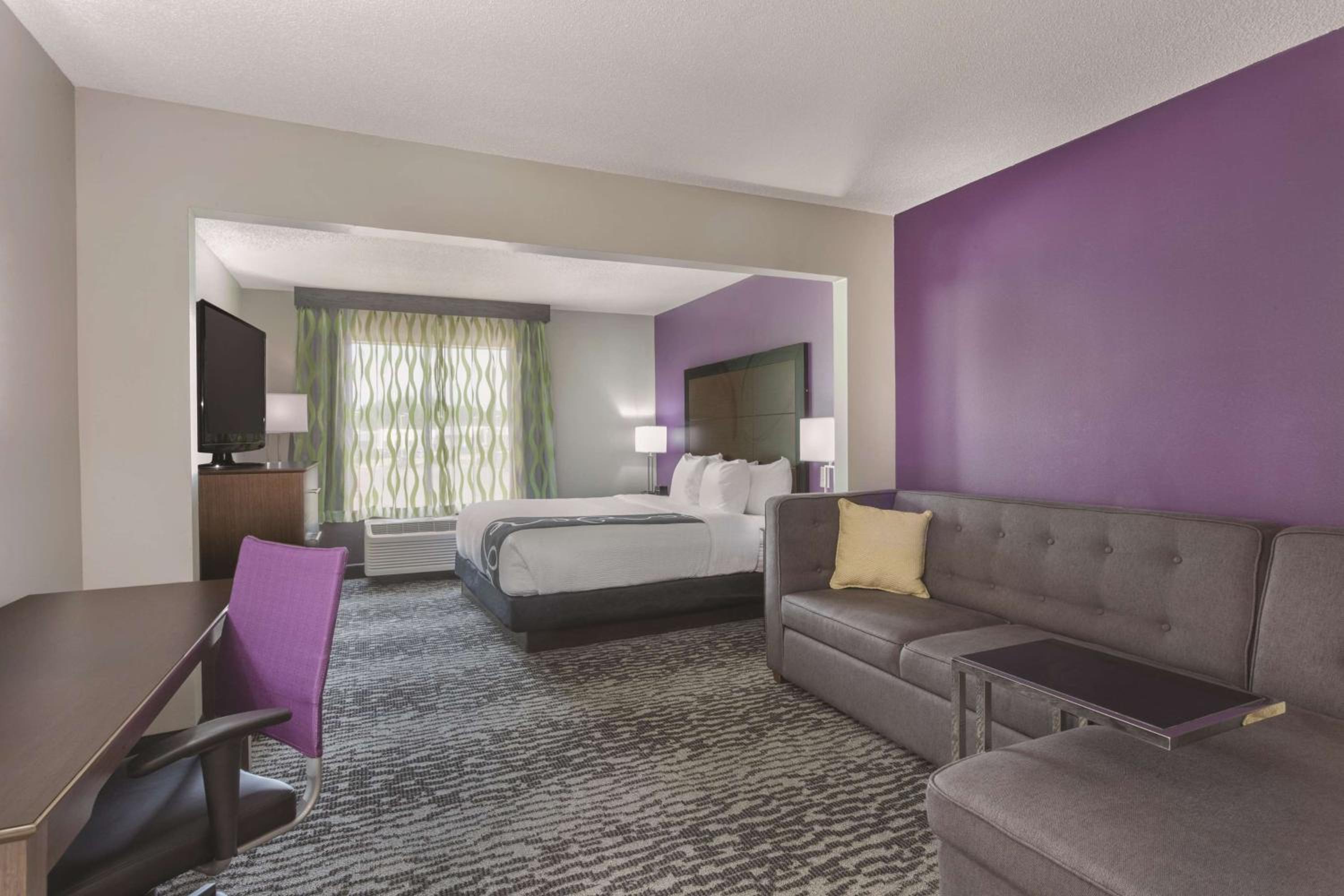 Deluxe King Room - Non-Smoking - Photo 2