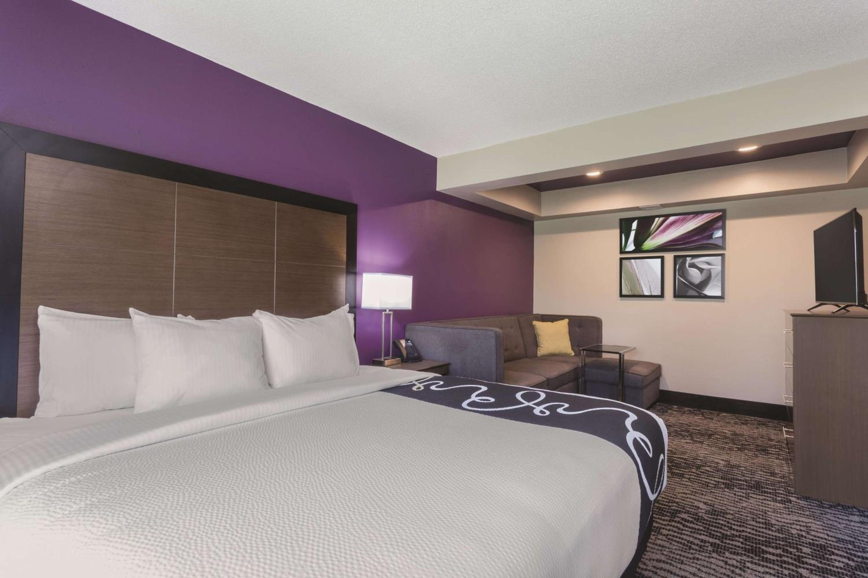 One-Bedroom King Suite - Non-Smoking - Photo 2