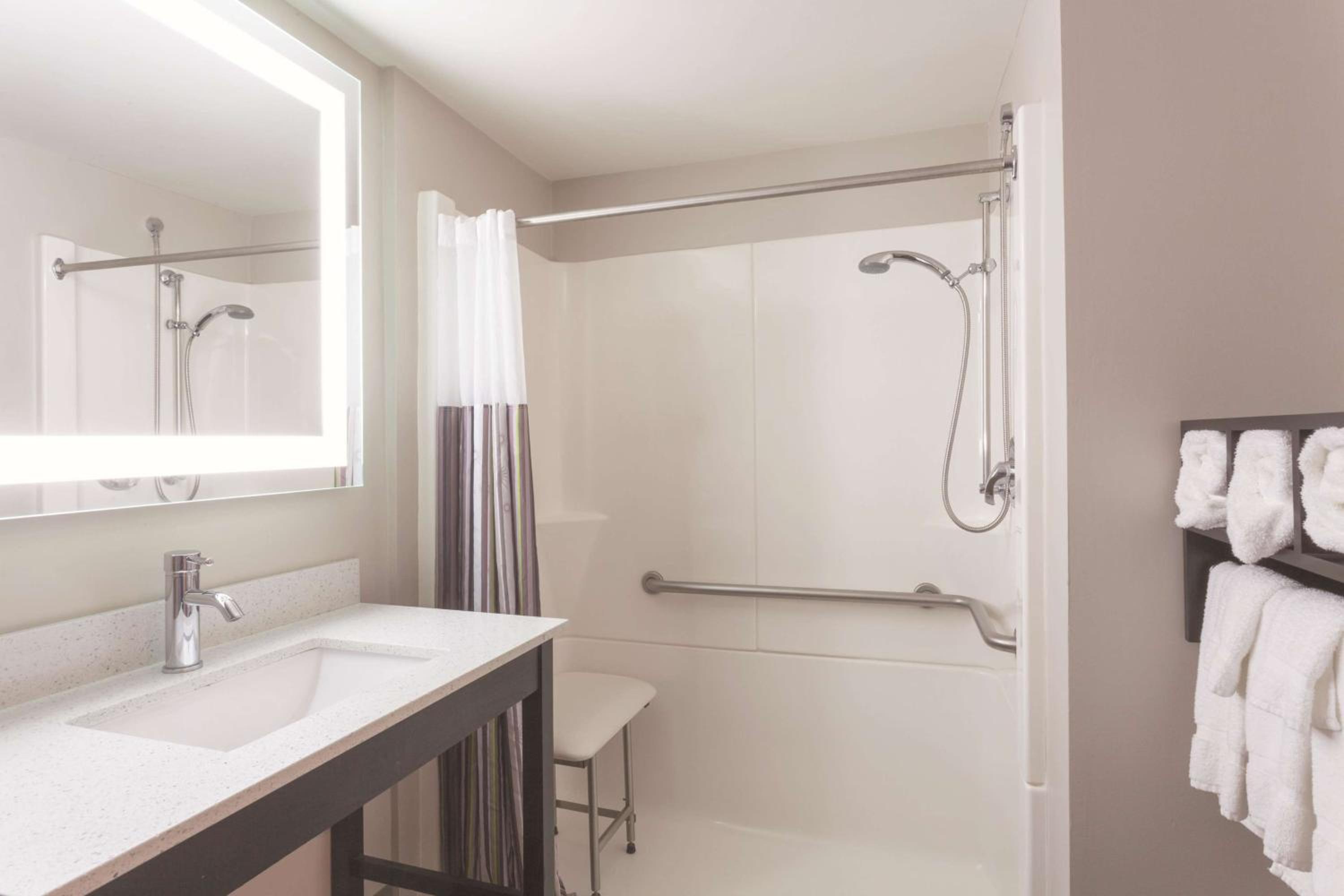 King Room - Accessible  - Photo 3