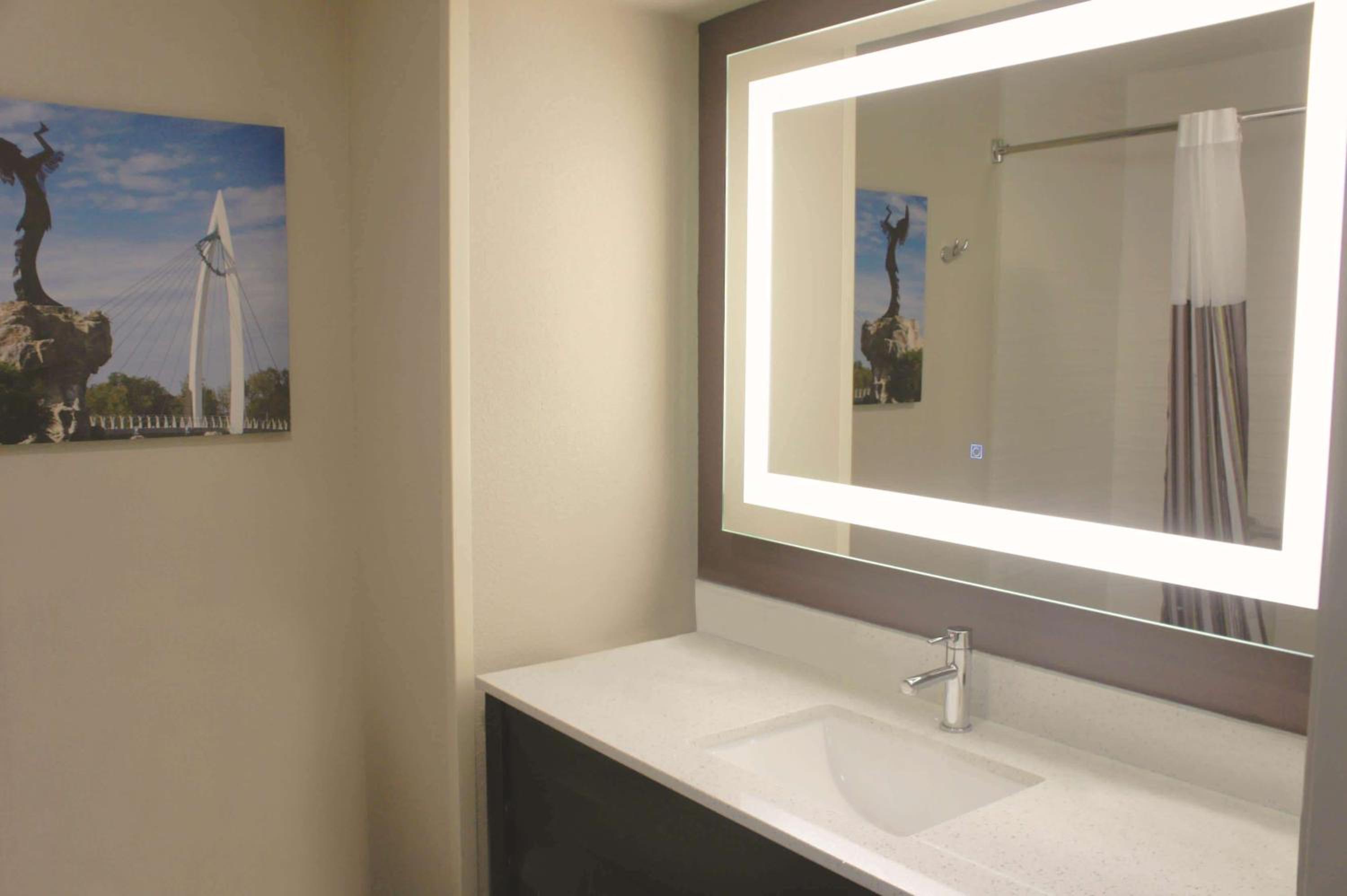 Deluxe Queen Room with Two Queen Beds - Photo 2