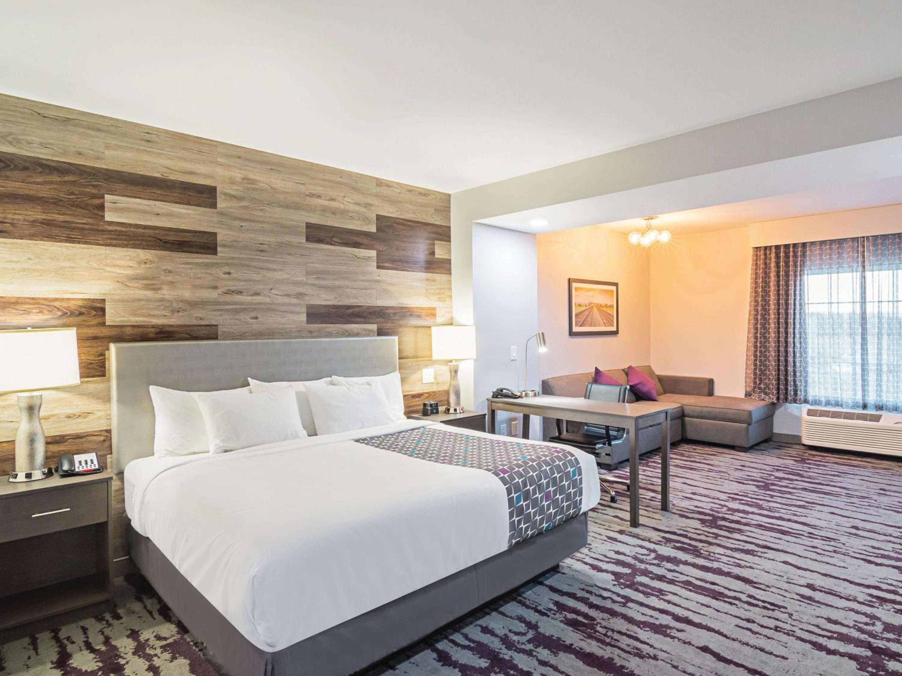 Executive King Room with Sofa Bed photo 3