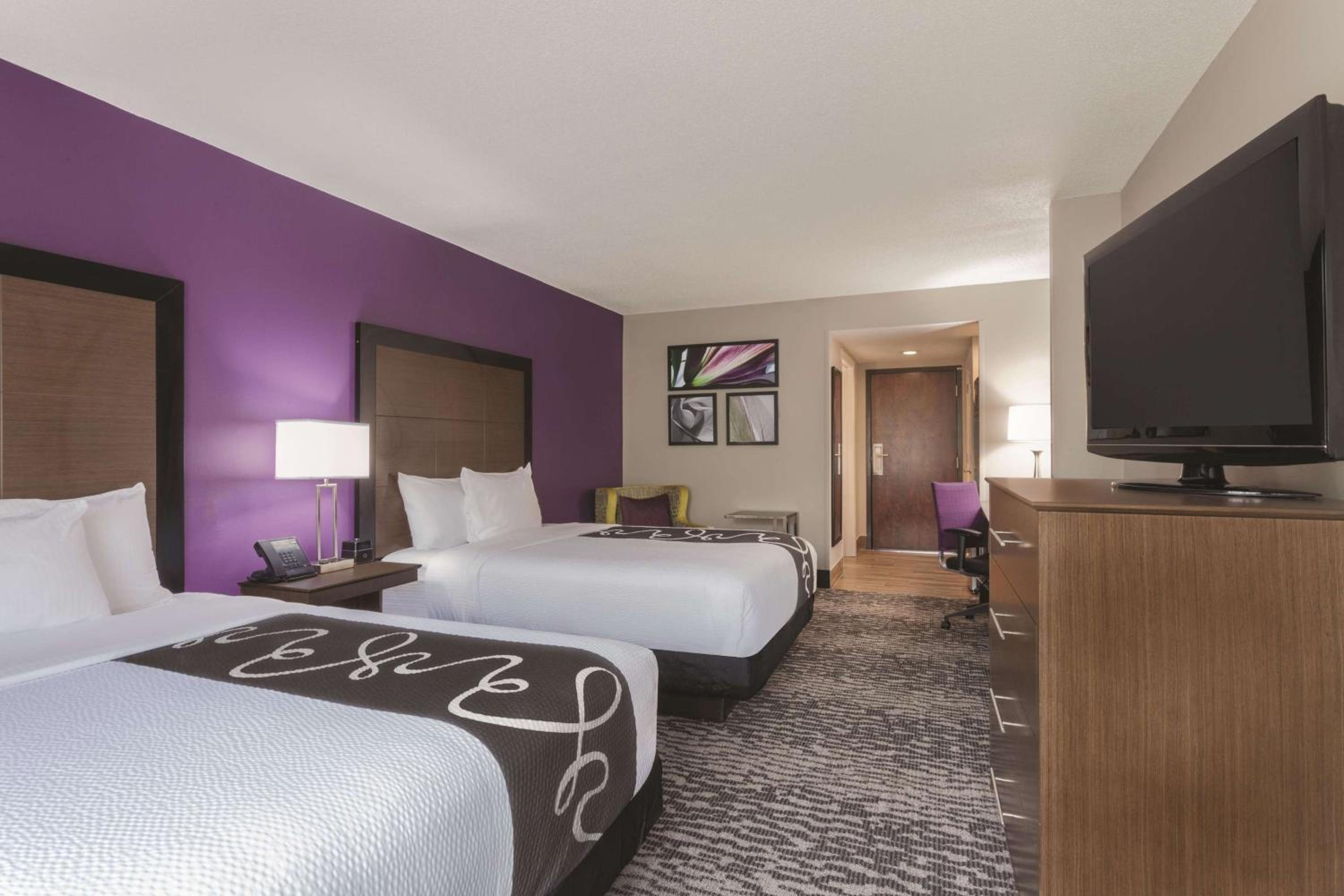 Queen Room with Two Queen Beds - Photo 5