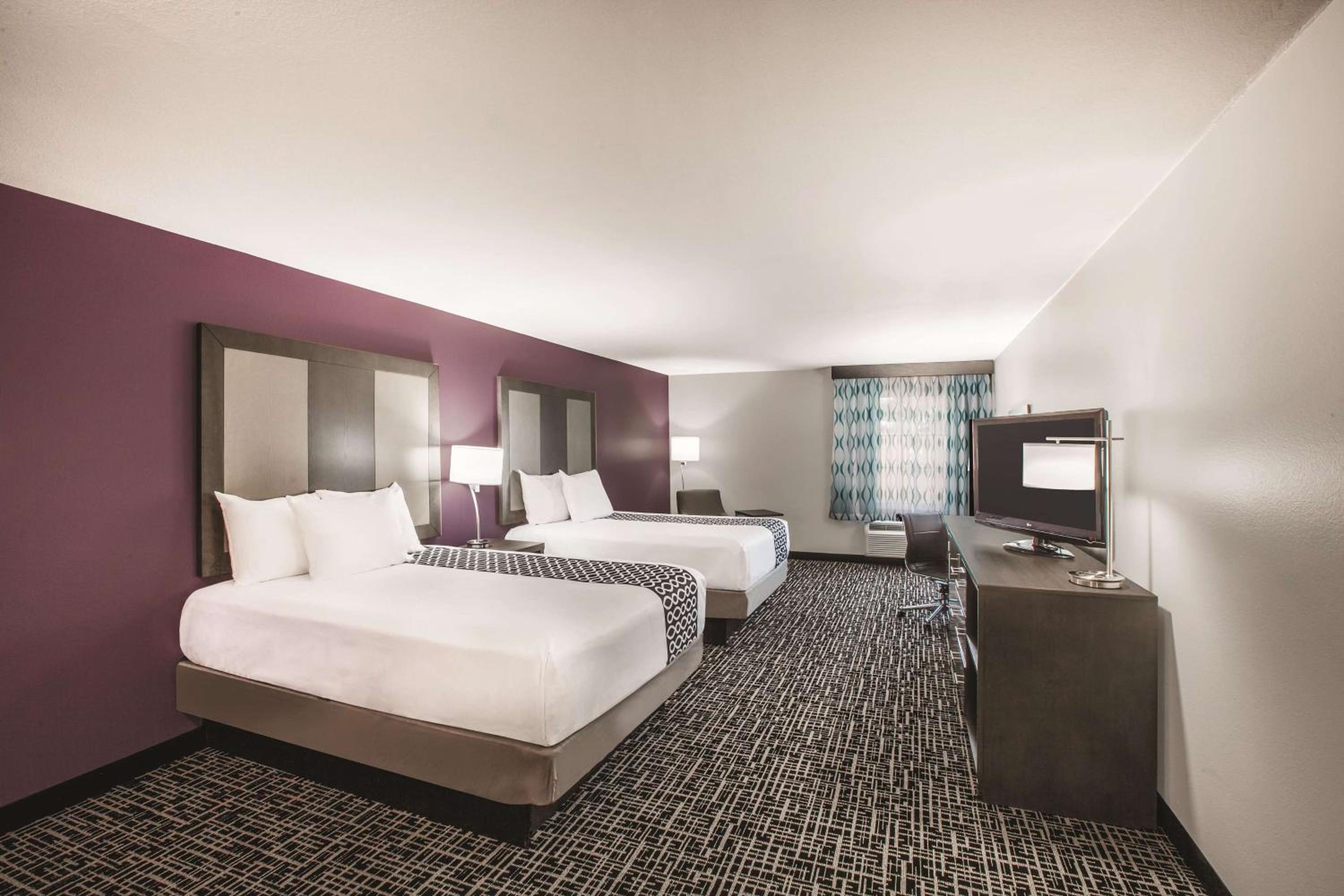 Queen Room with Two Queen Beds - Mobility Access/Non-Smoking - Photo 2