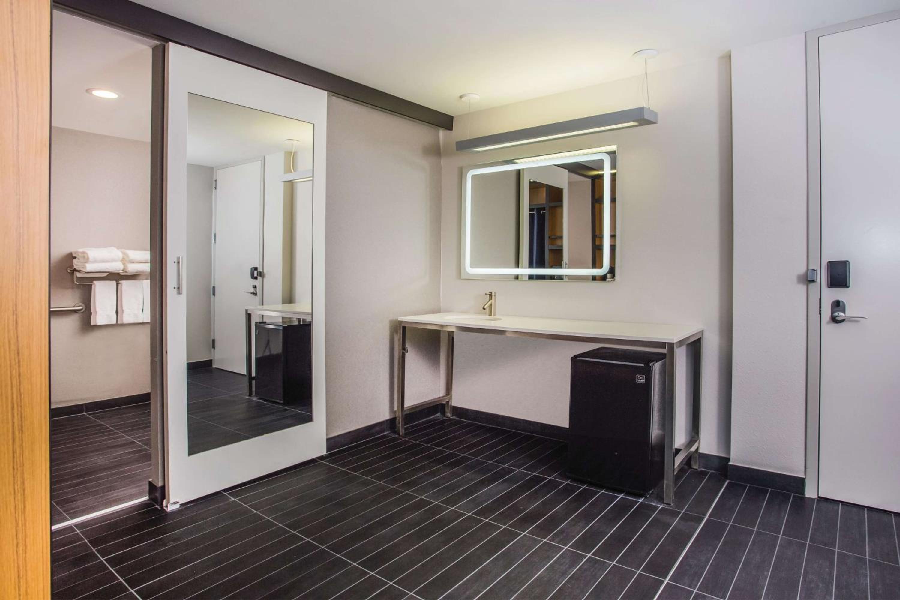 King Room with Mobility/Hearing Impaired Access - Non-Smoking - Photo 4