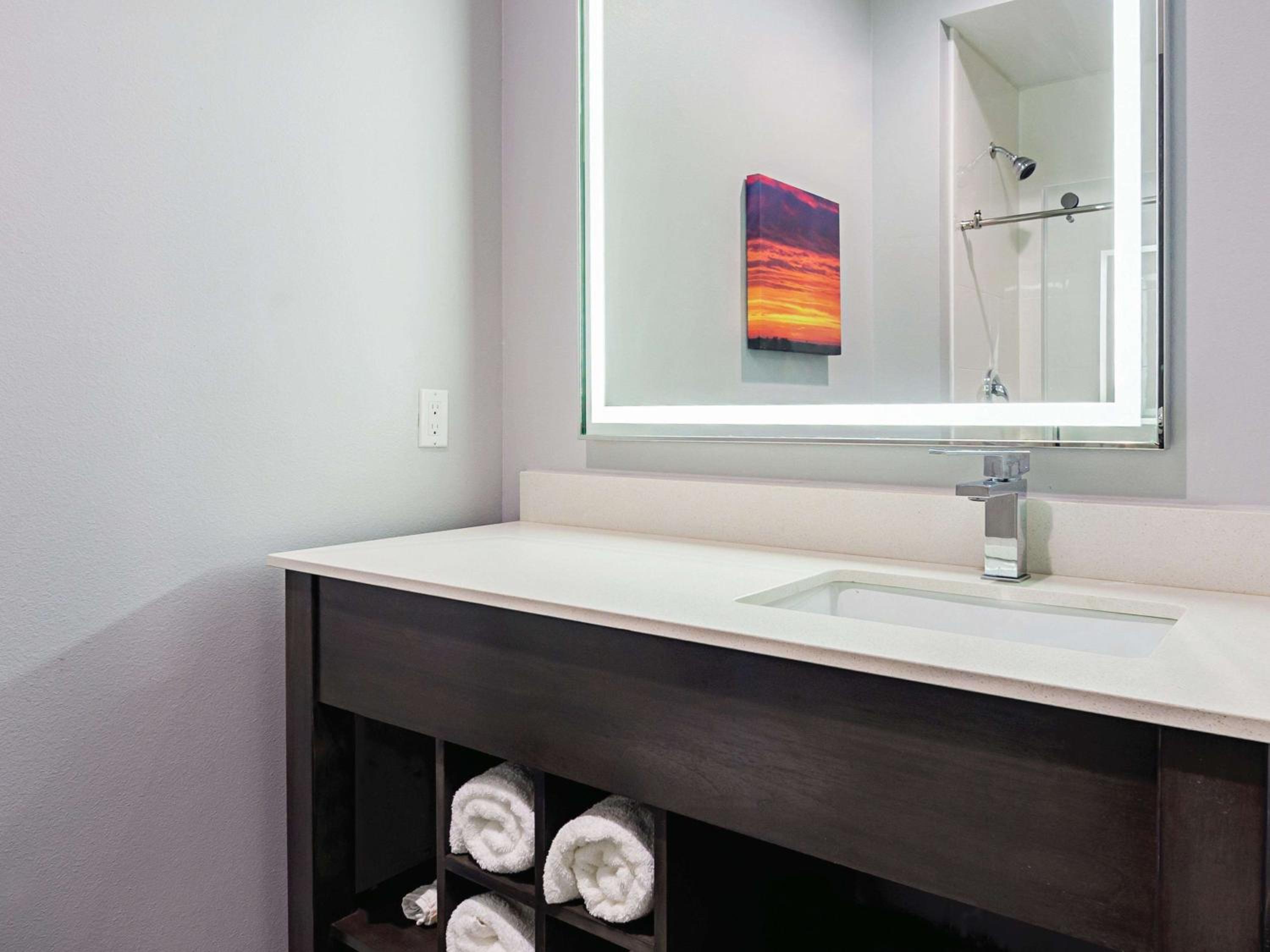 King Room with Bath Tub - Mobility/Hearing Accessible - Non-Smoking photo 2
