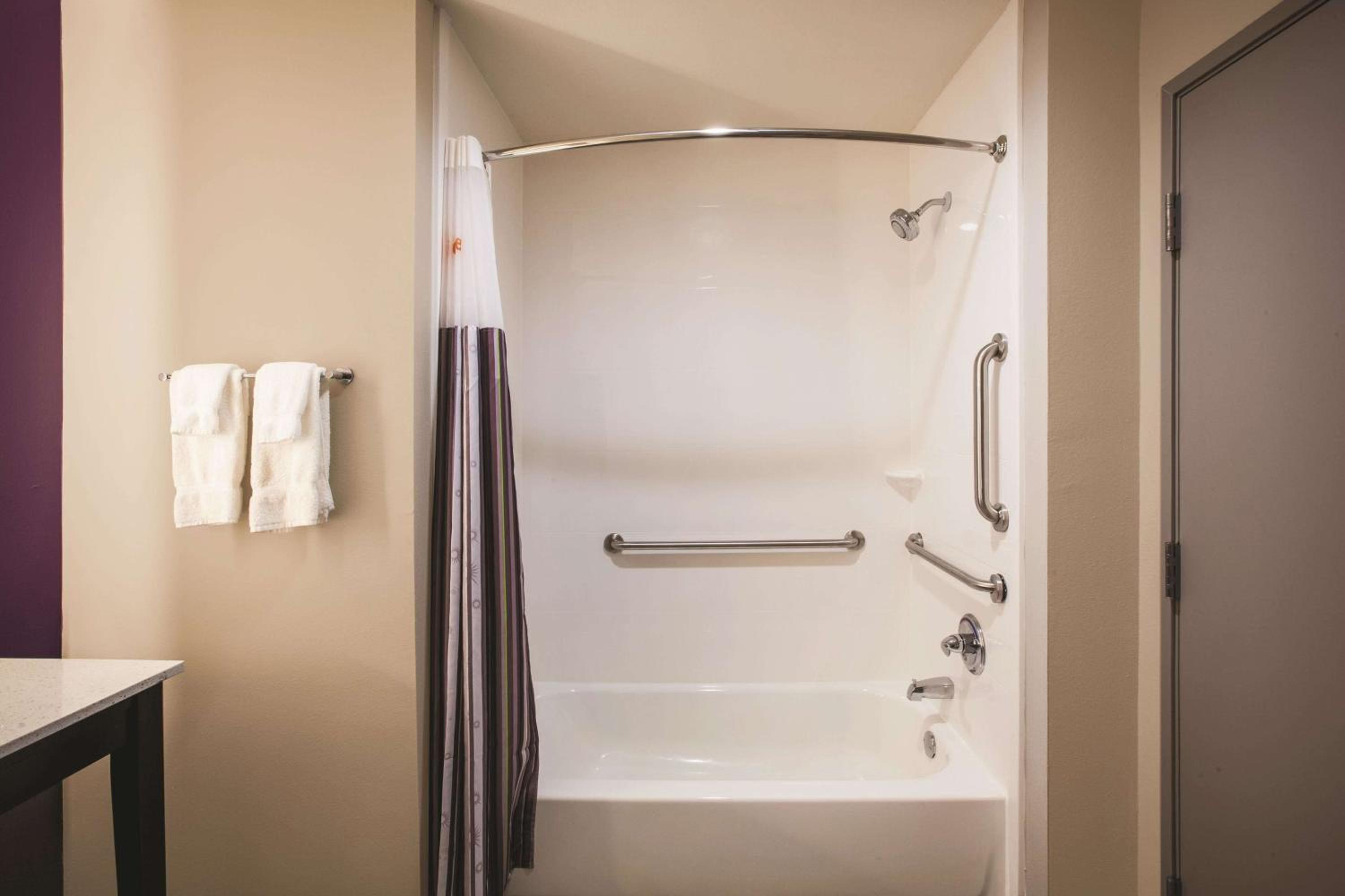 Deluxe King Family Suite - Mobility/Hearing Accessible - Non-Smoking photo 3