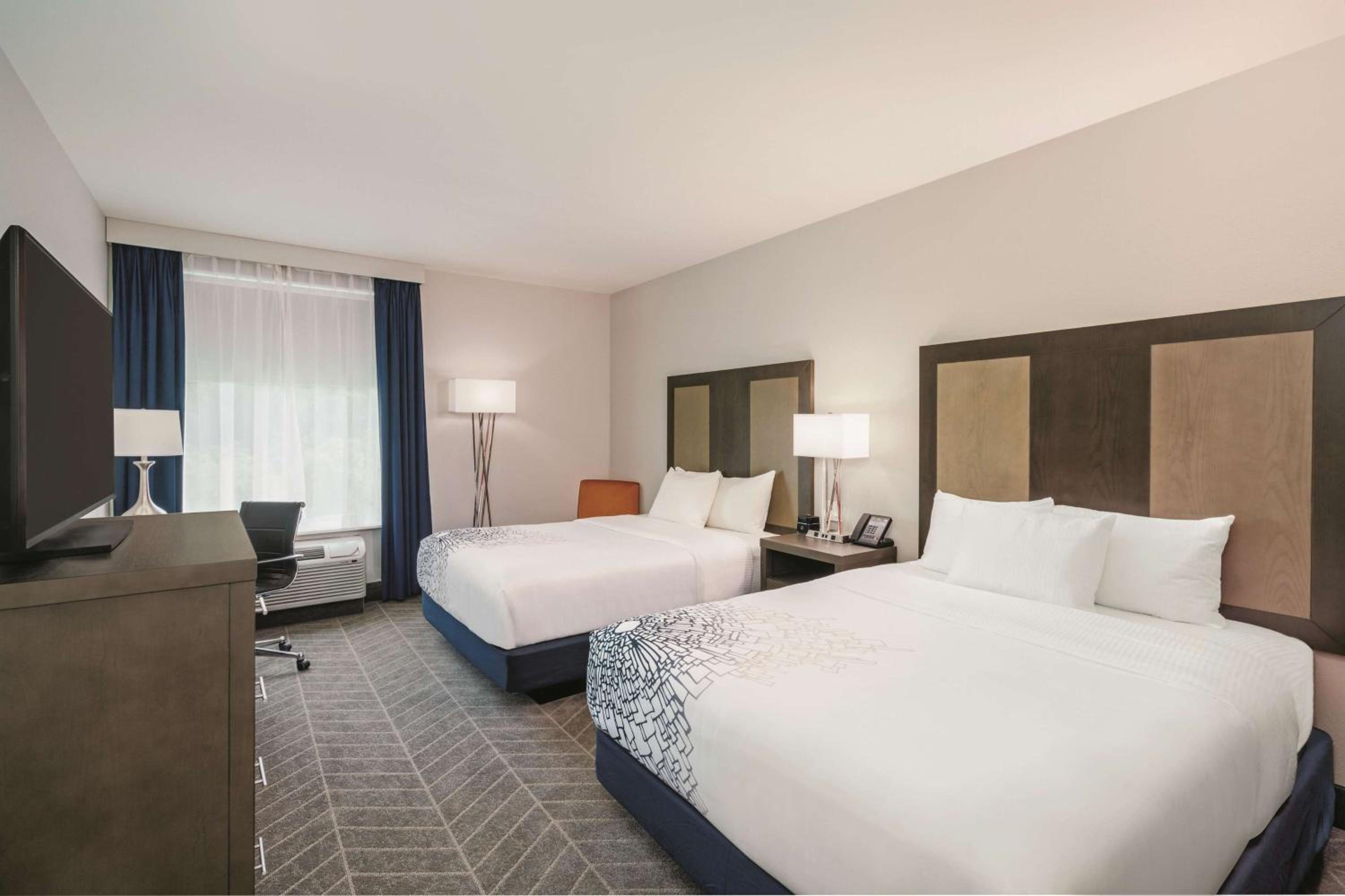 Queen Room with Two Queen Beds photo 1
