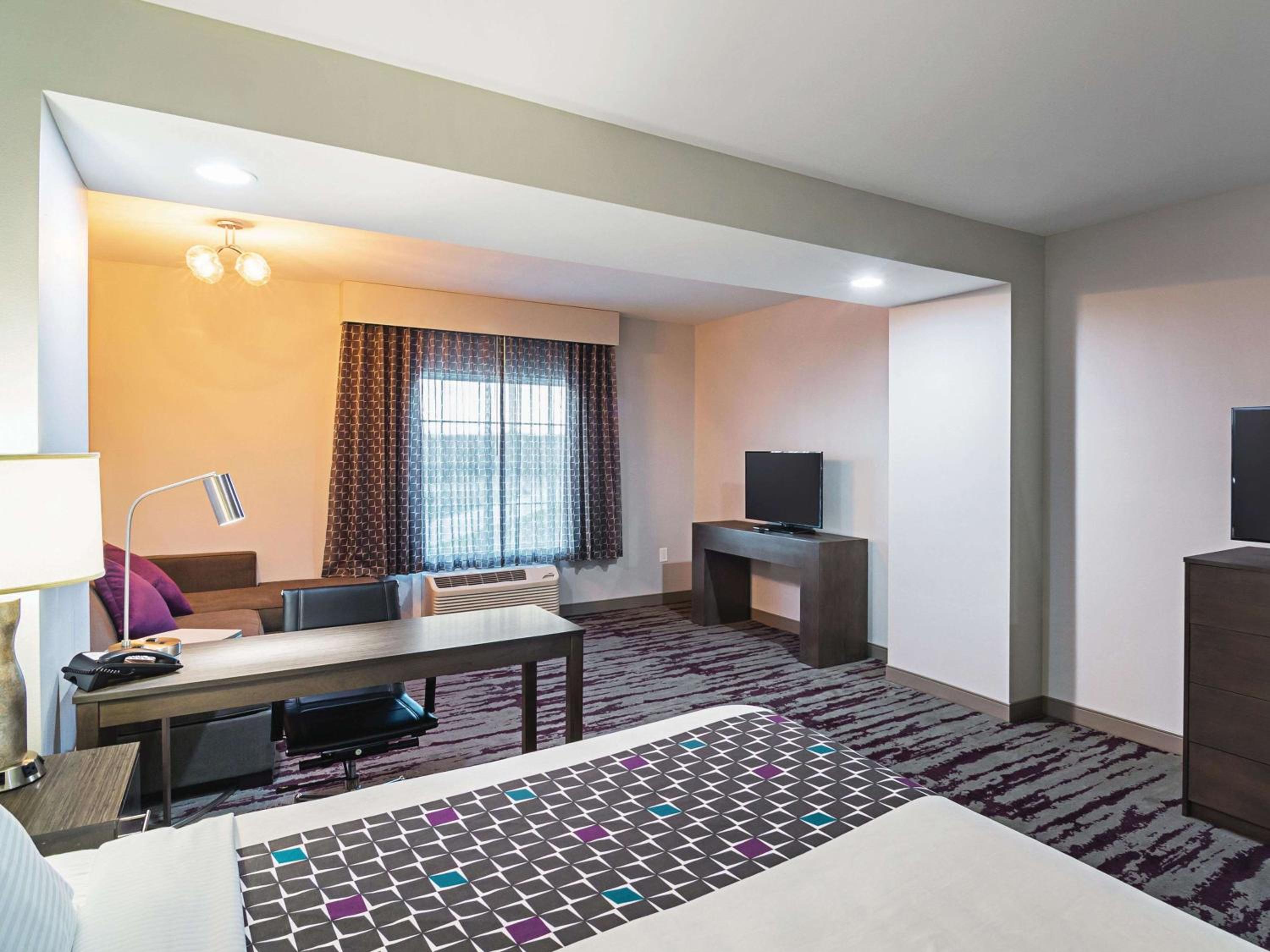 1 King Bed, Deluxe Mobility/Hearing Accessible Room, Roll-In Shower, Non-Smoking photo 2
