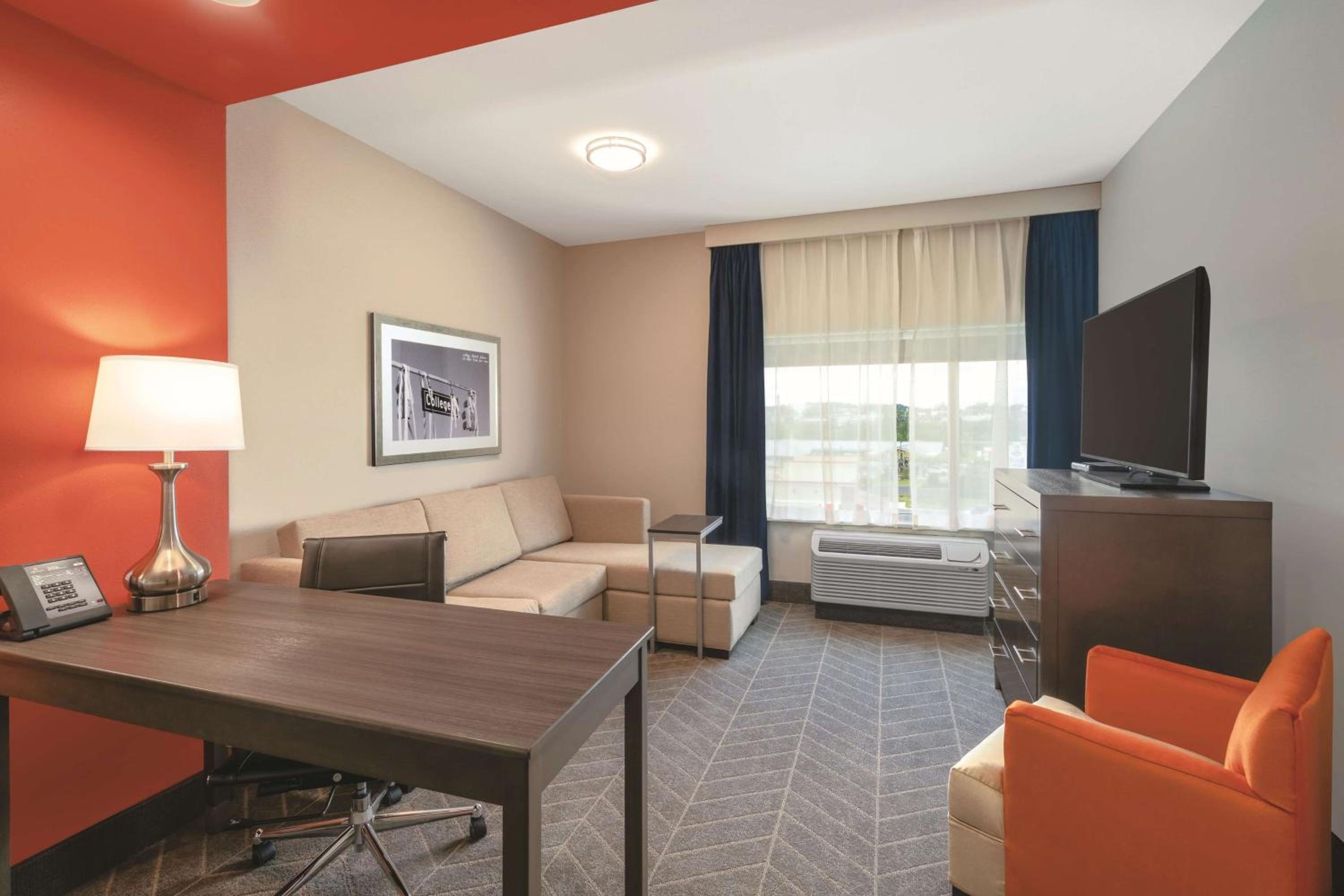 Deluxe King Room - Non-Smoking photo 2