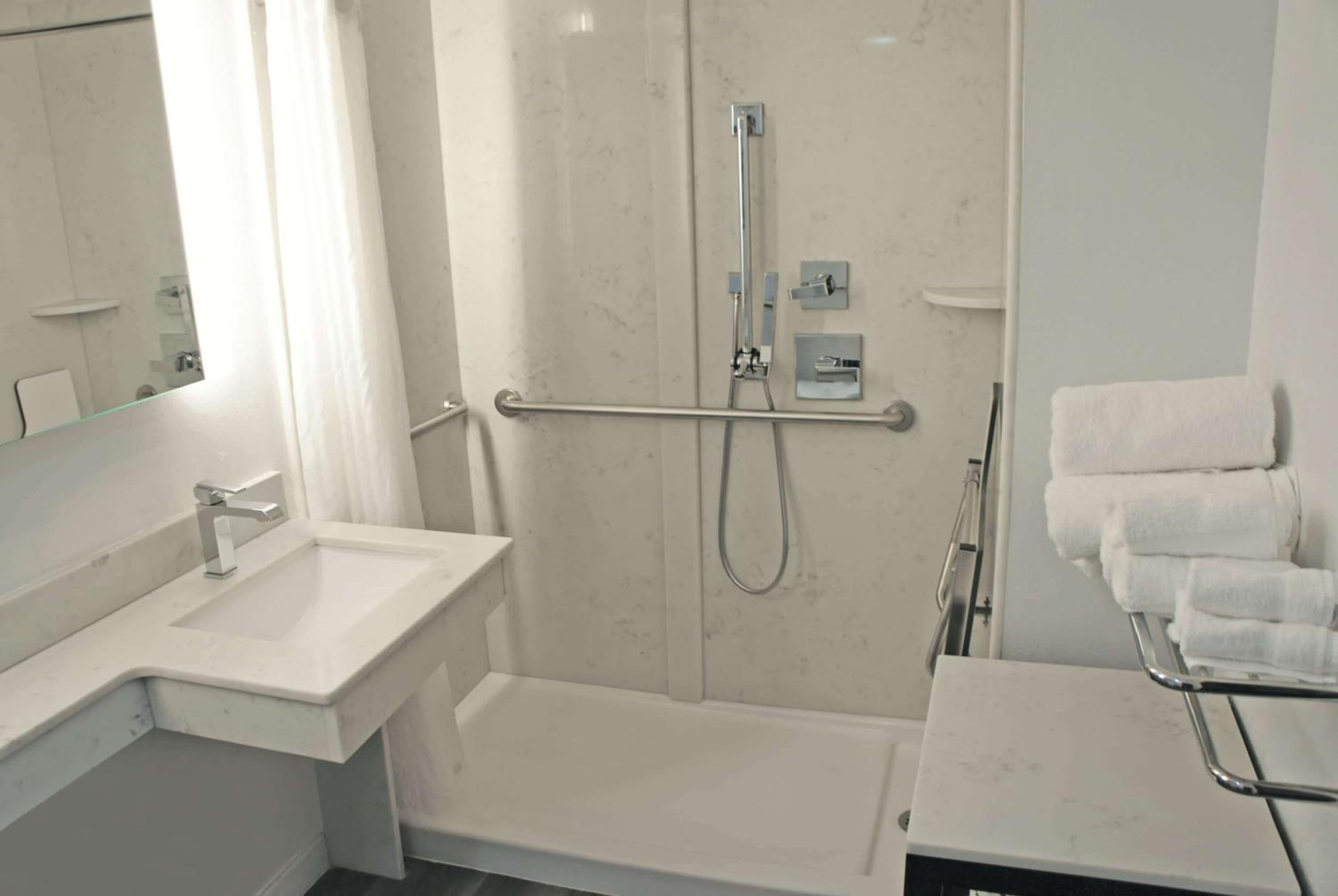 King Room - Disability Access - Photo 10