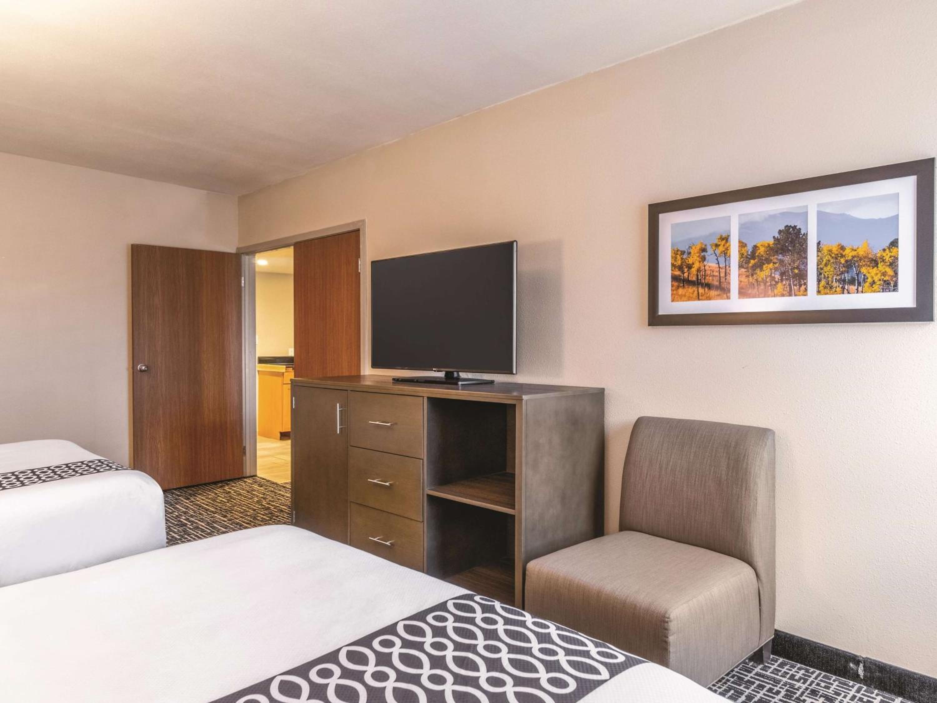 Suite with Two Queen Beds and View - Non-Smoking - Photo 3