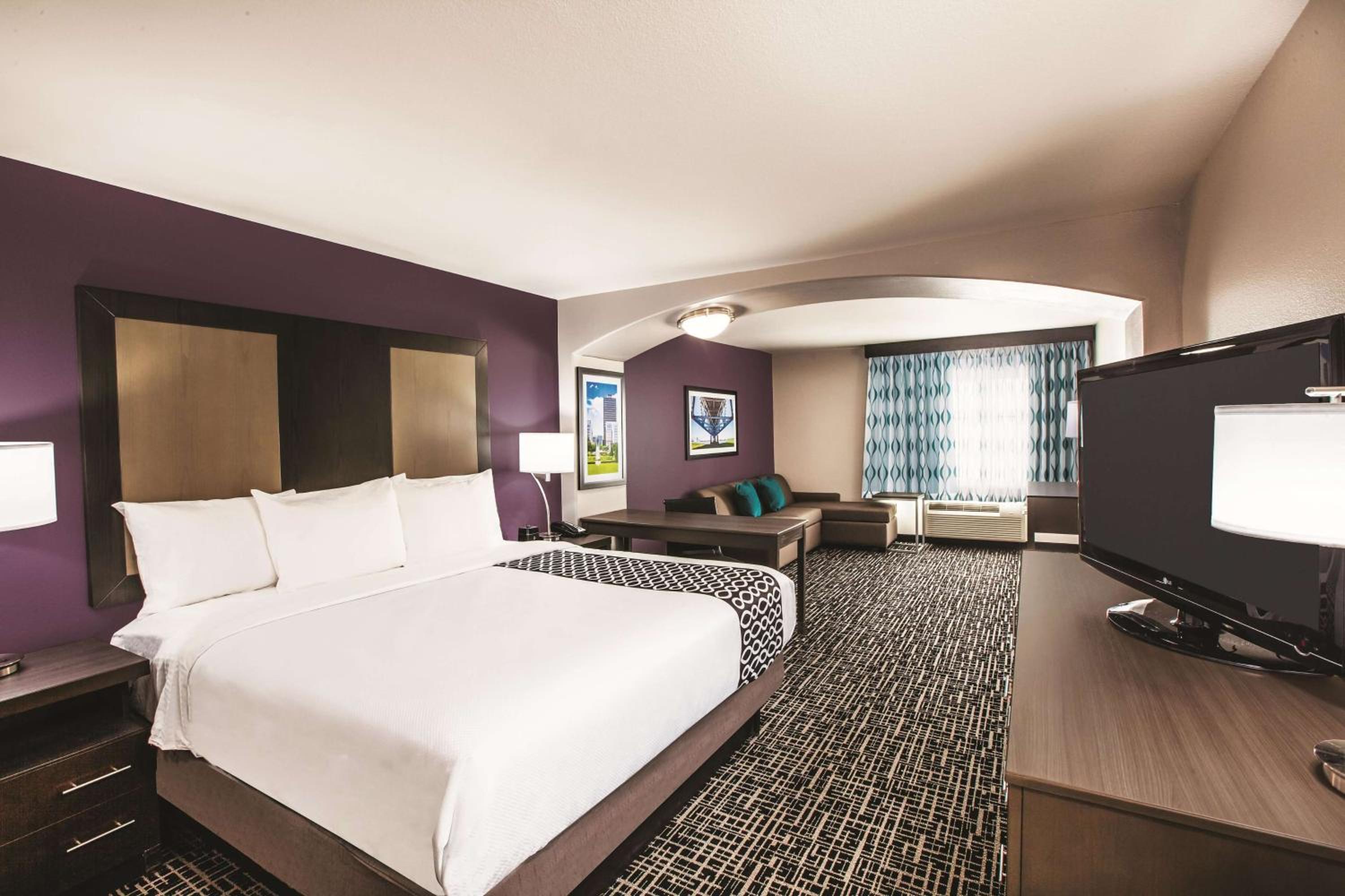Executive King Room with Sofa Bed - Photo 1