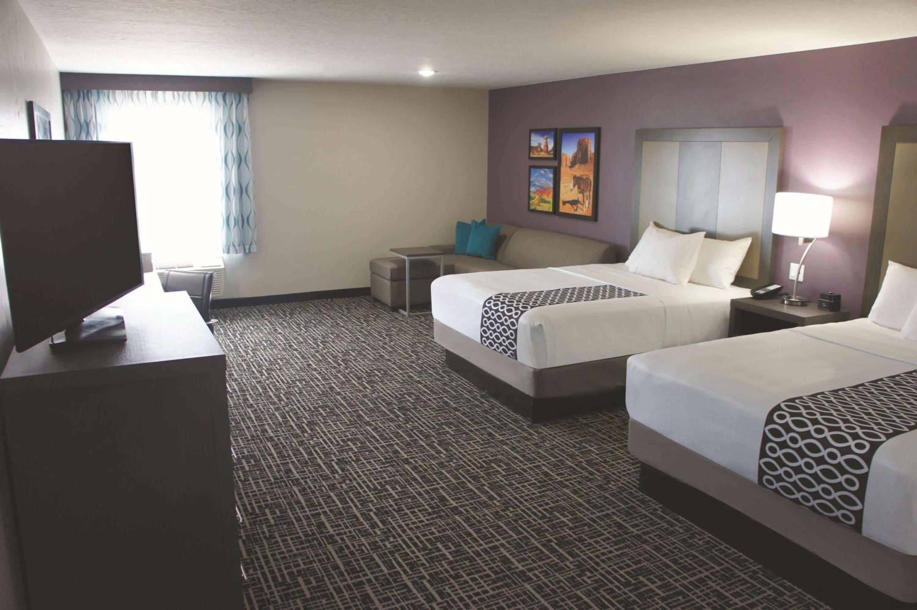 Executive Queen Room with Two Queen Beds and Sofa Bed photo 2