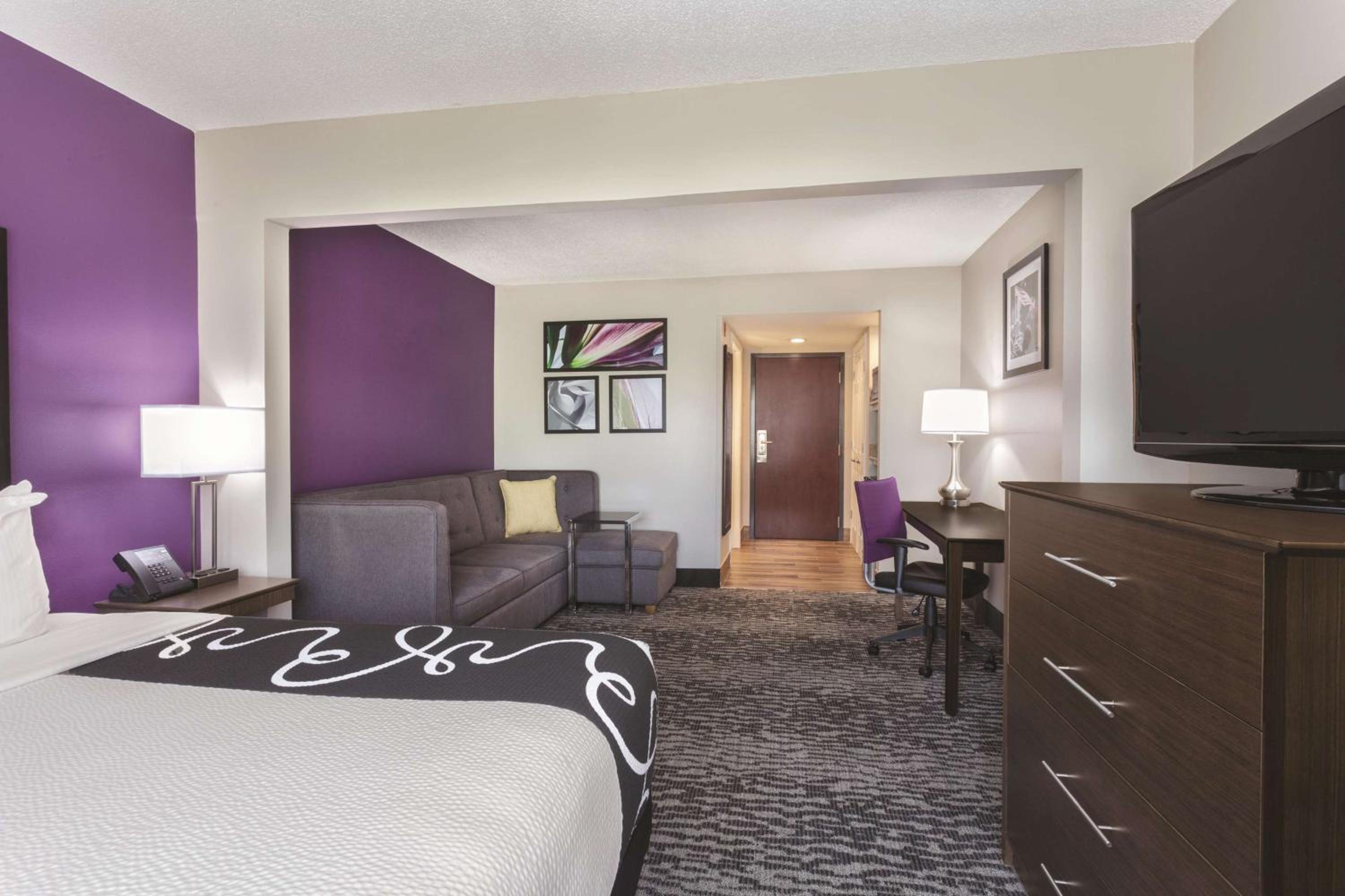 Deluxe King Room - Non-Smoking - Photo 1