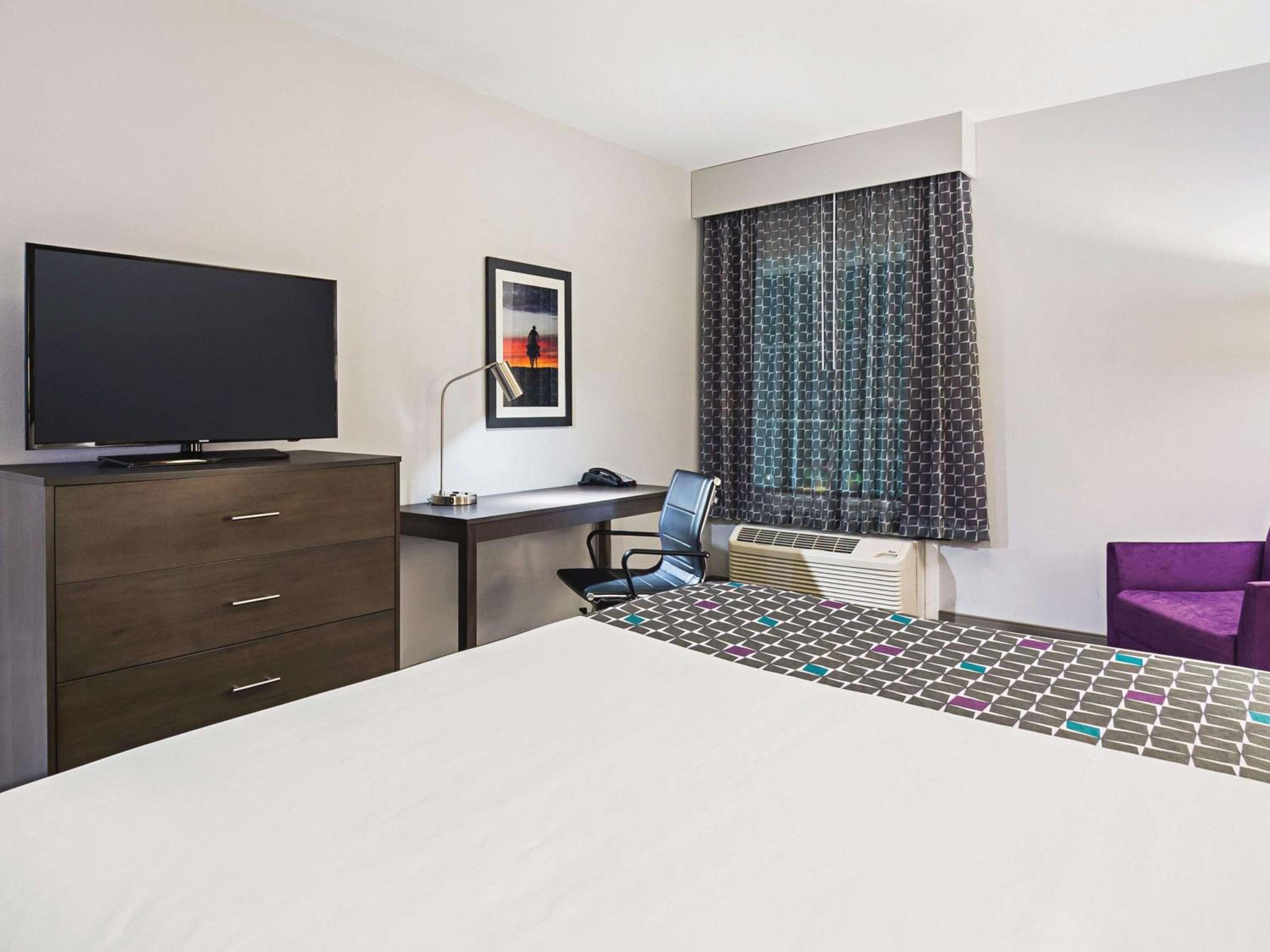 King Room with Roll-In Shower - Mobility/Hearing Accessible - Non-Smoking photo 2