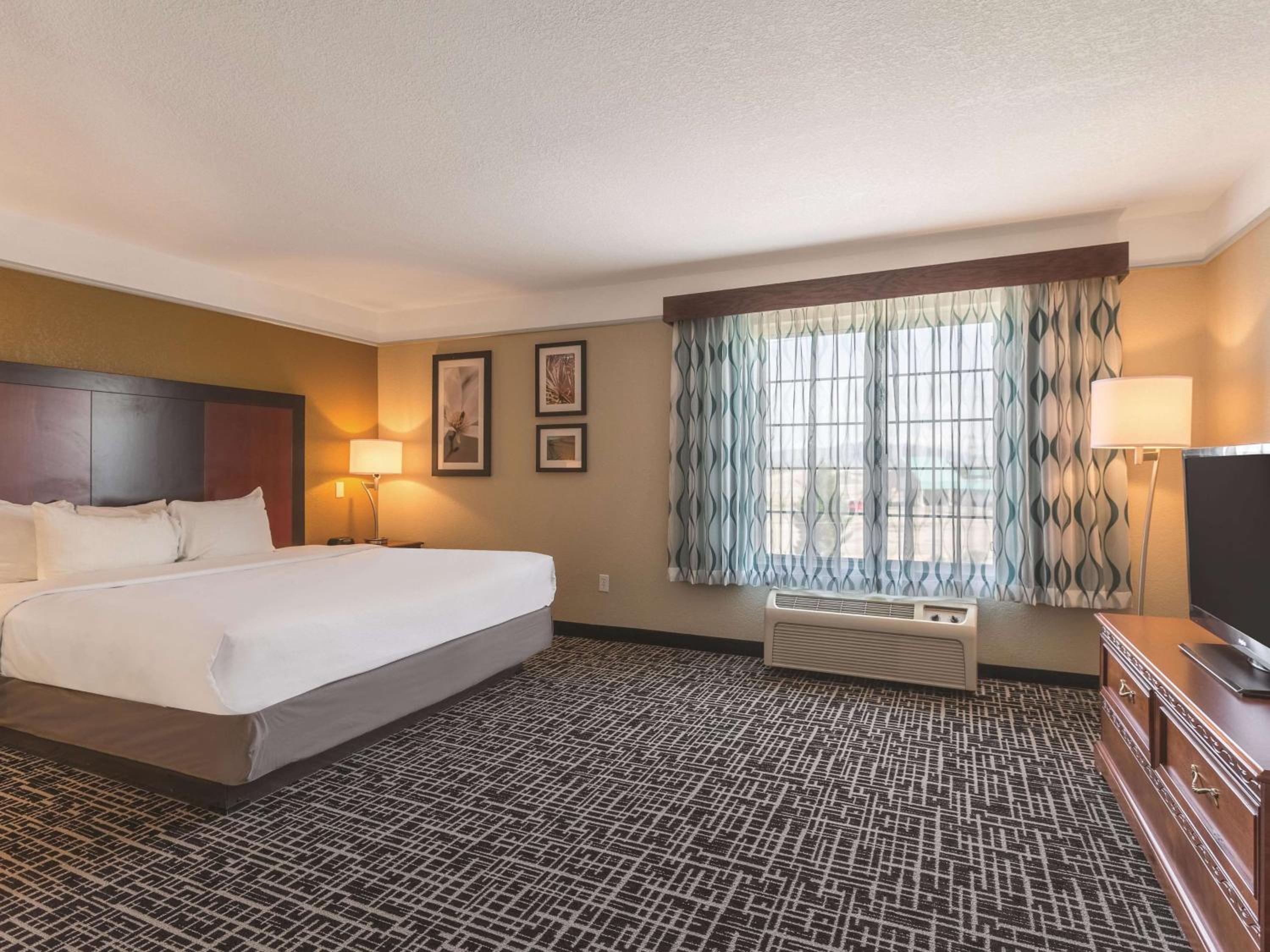 Deluxe Suite - Mobility/Hearing Accessible - Non-Smoking - Photo 1