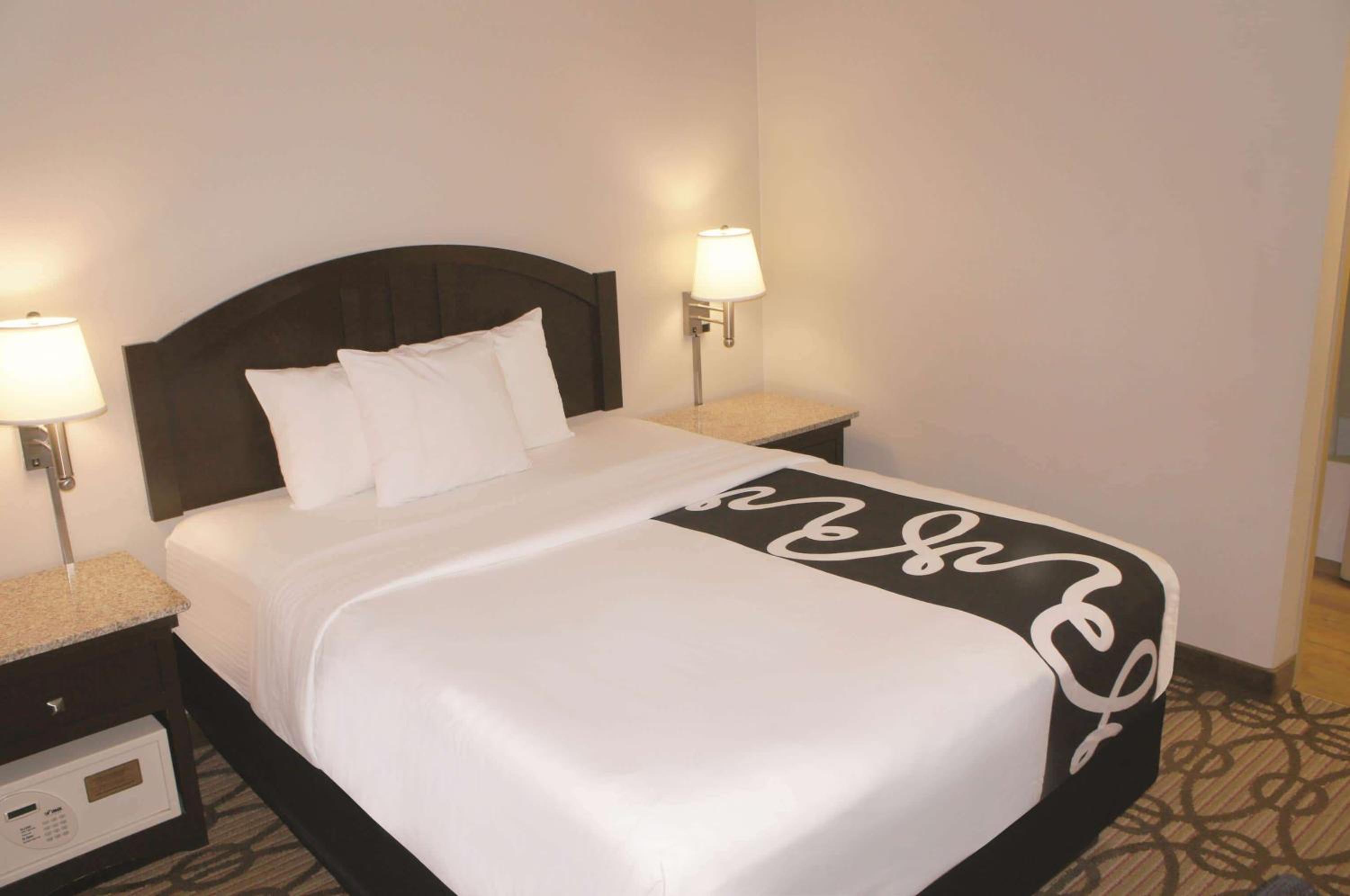 Queen Room - Disability Access - Photo 1