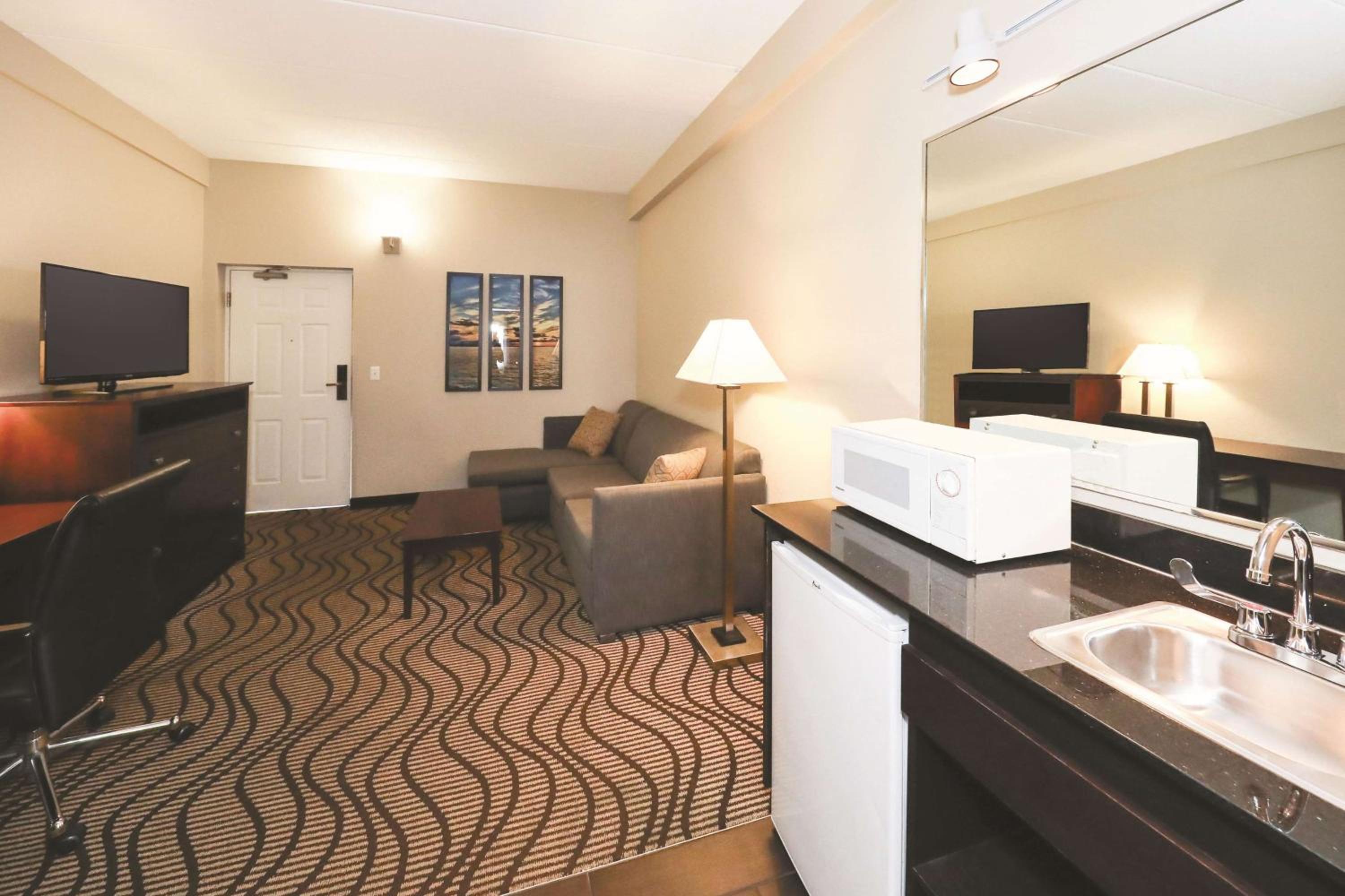 One-Bedroom King Suite - Non-Smoking - Photo 2