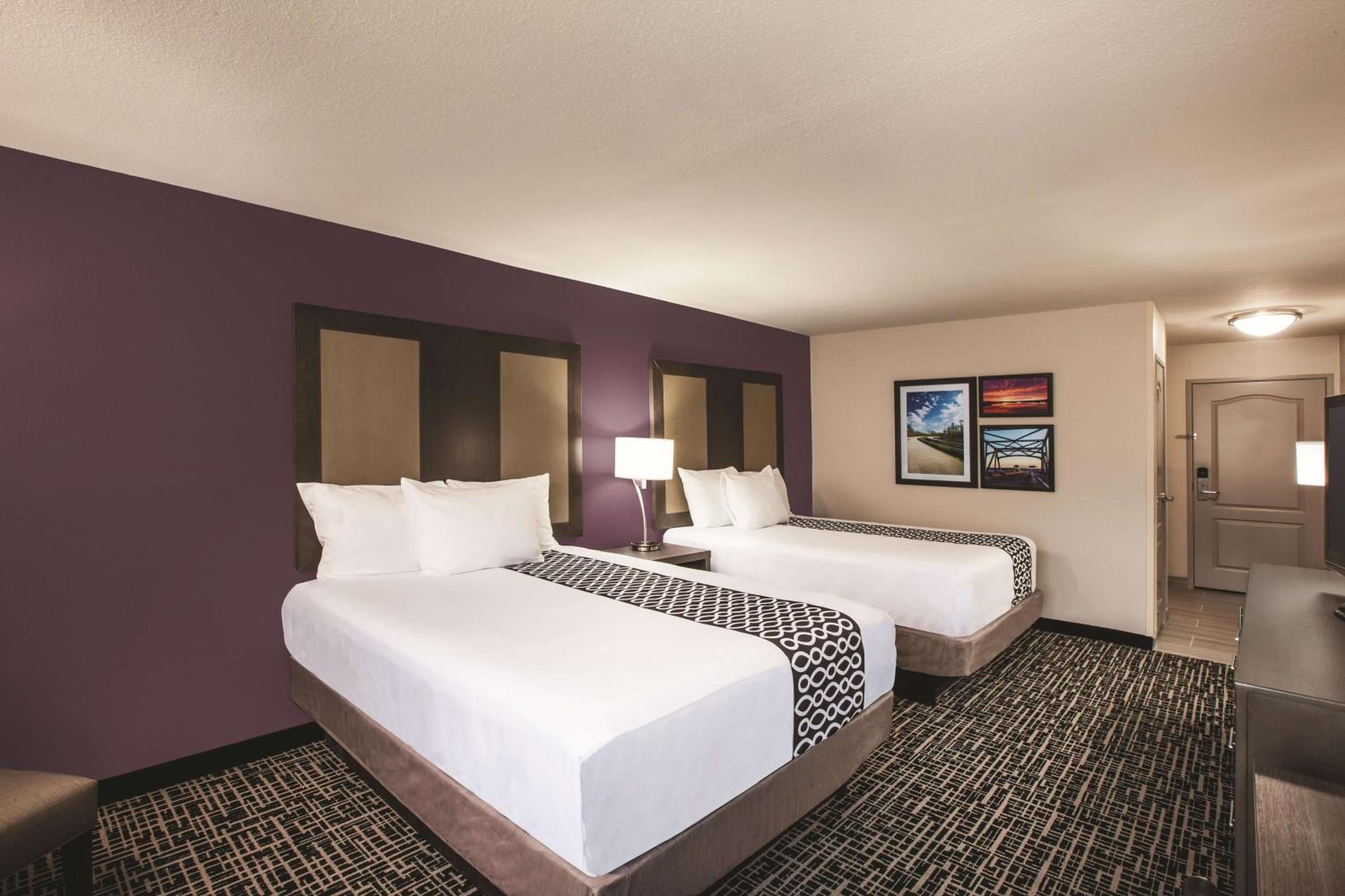 Queen Room with Two Queen Beds - Photo 2