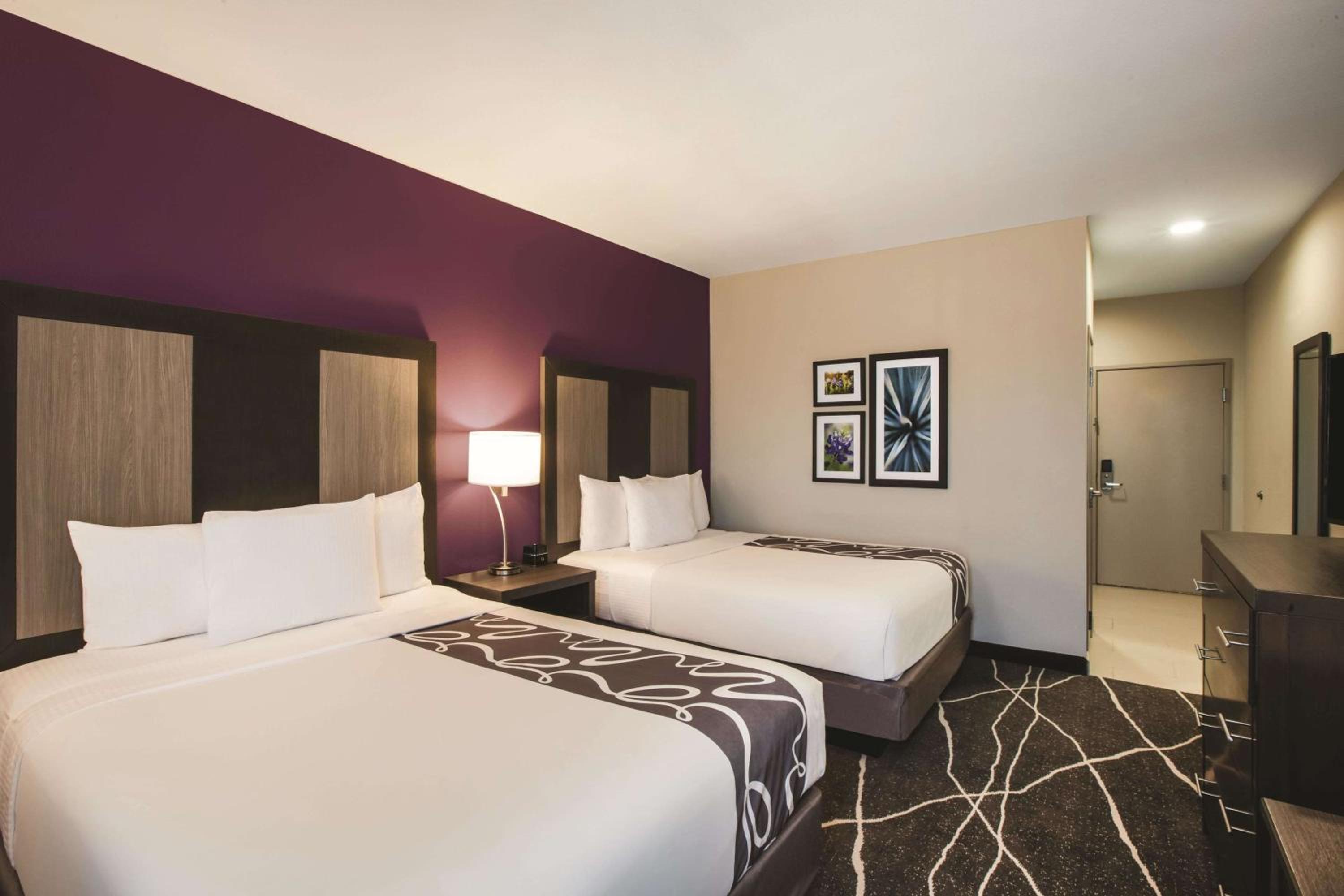 Queen Room with Two Queen Beds photo 2