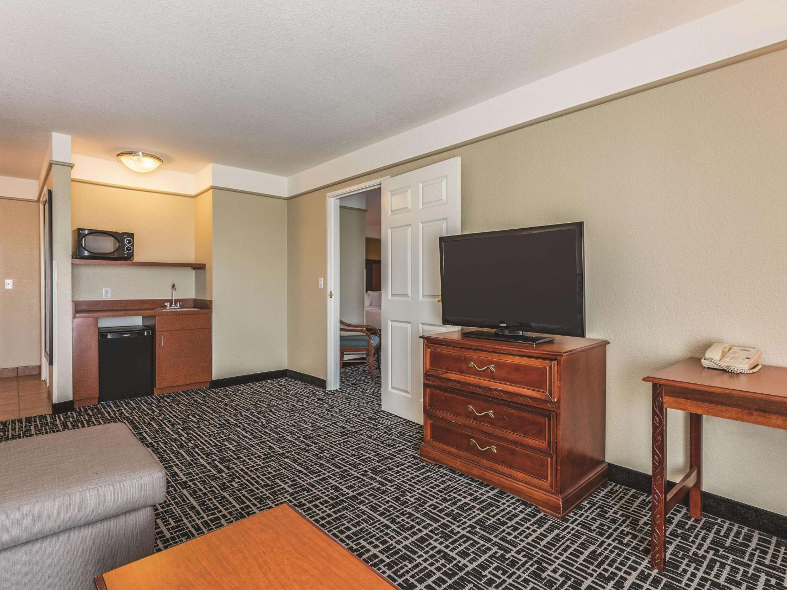 Deluxe Suite - Mobility/Hearing Accessible - Non-Smoking - Photo 2