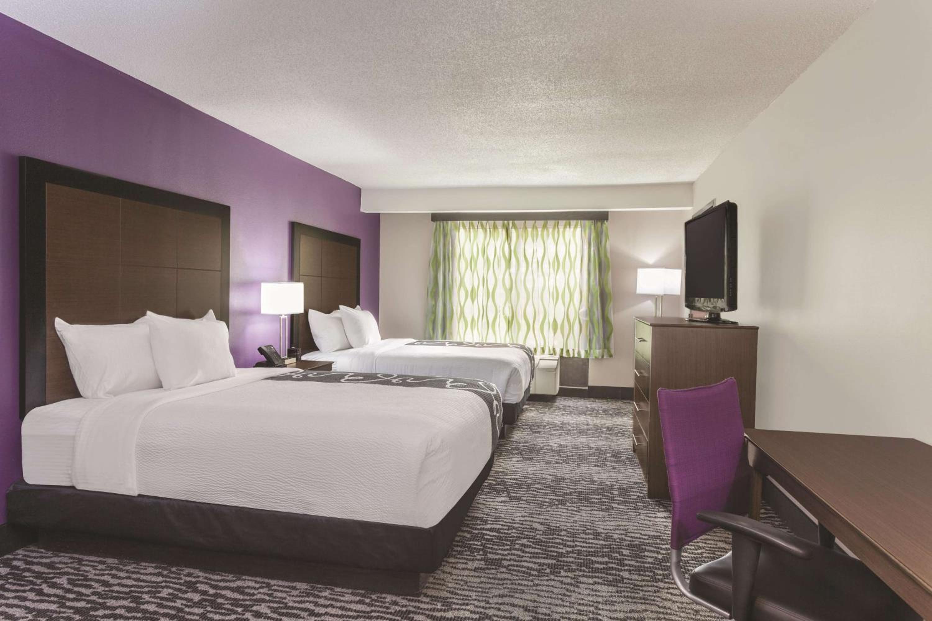 Queen Room with Two Queen Beds - Photo 2