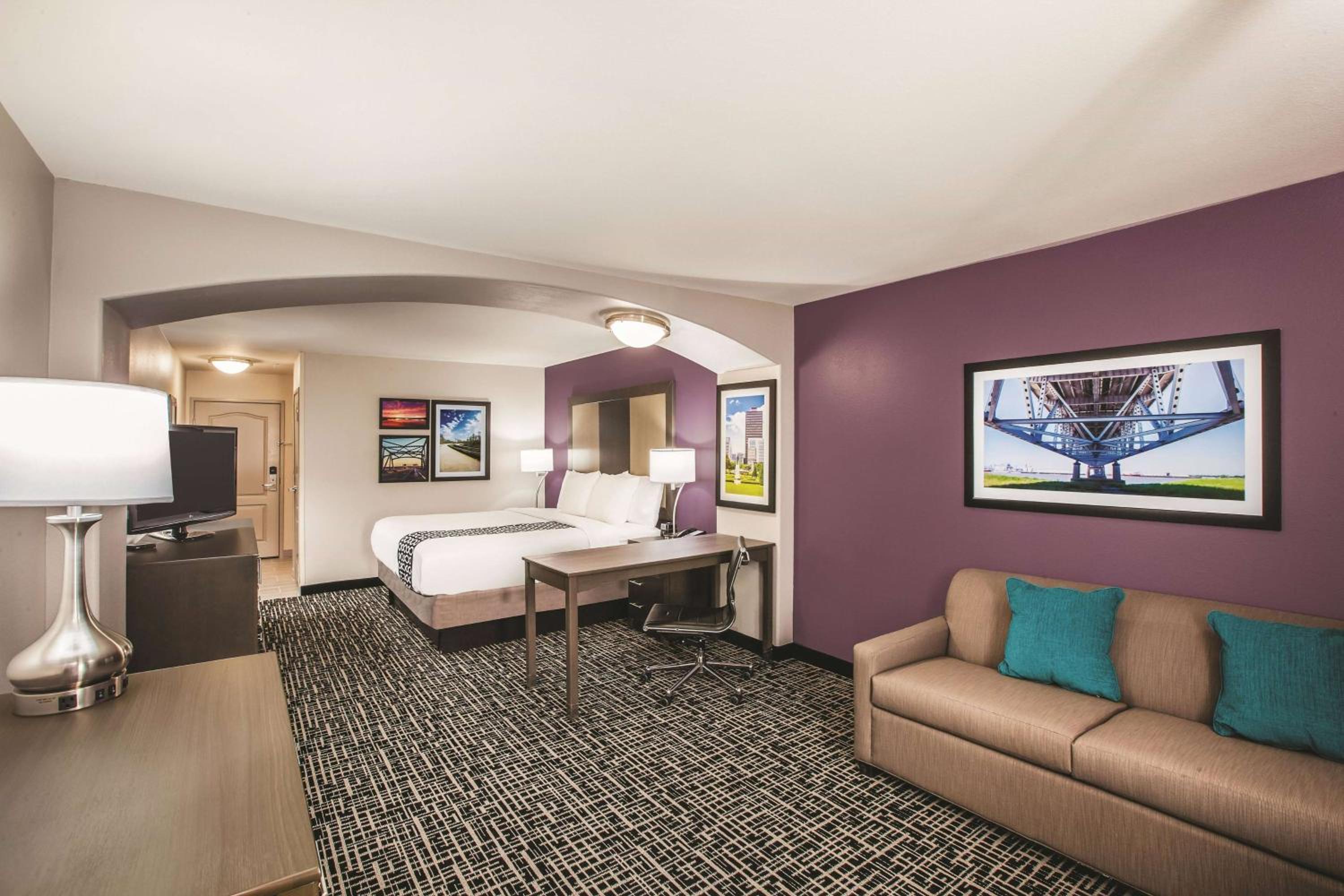 Executive King Room with Sofa Bed - Photo 2