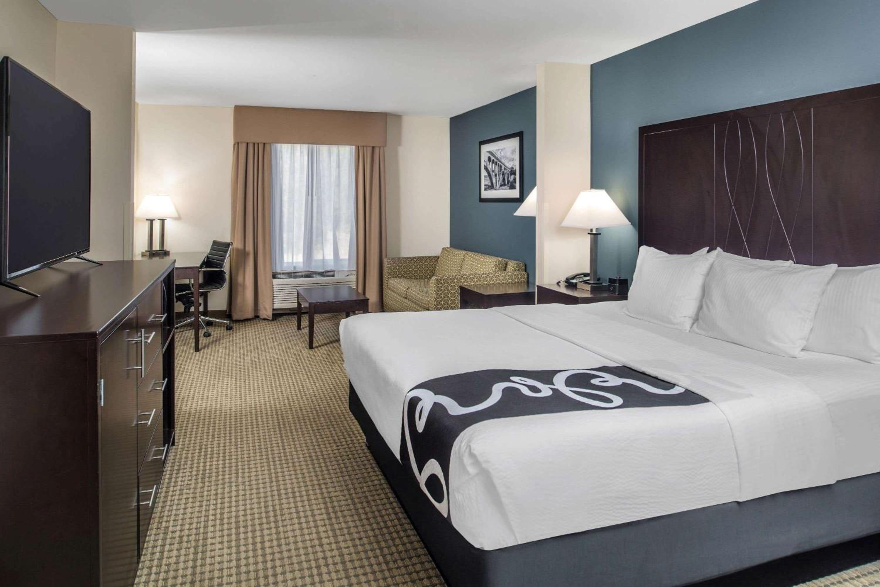 Deluxe King Room - Non-Smoking - Photo 1