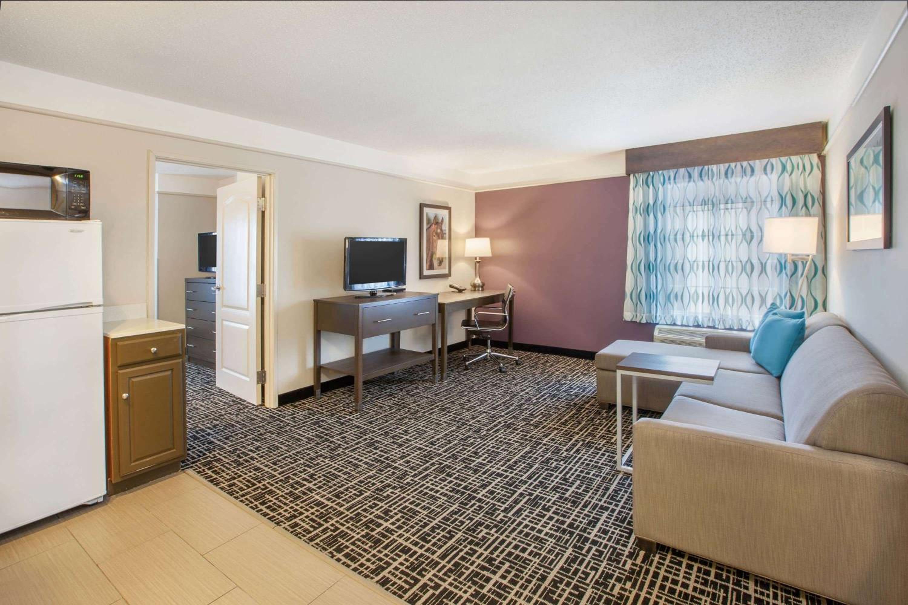 King Suite - Non-Smoking - Photo 1