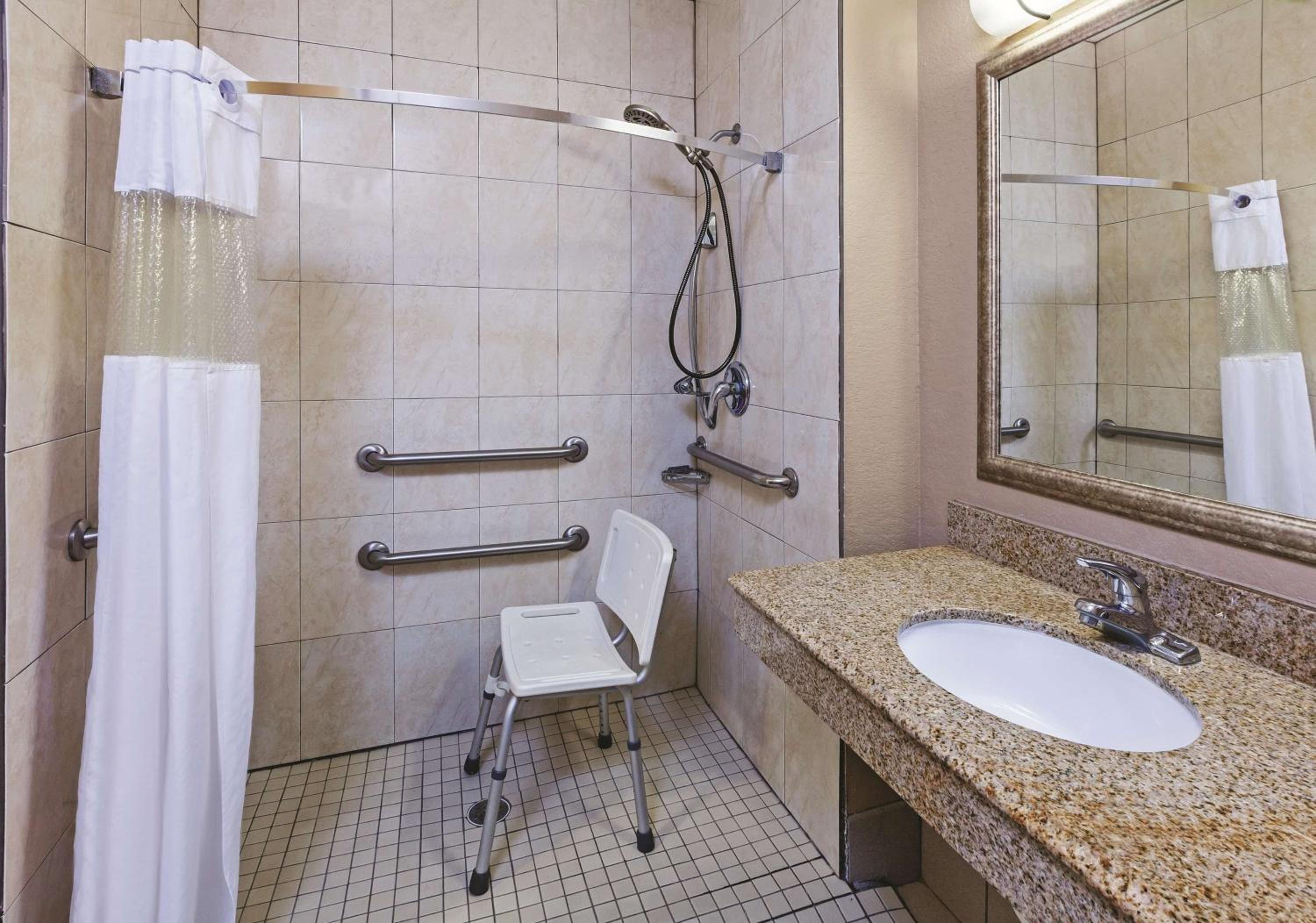 King Room with Bath Tub - Mobility/Hearing Accessible - Non-Smoking - Photo 3