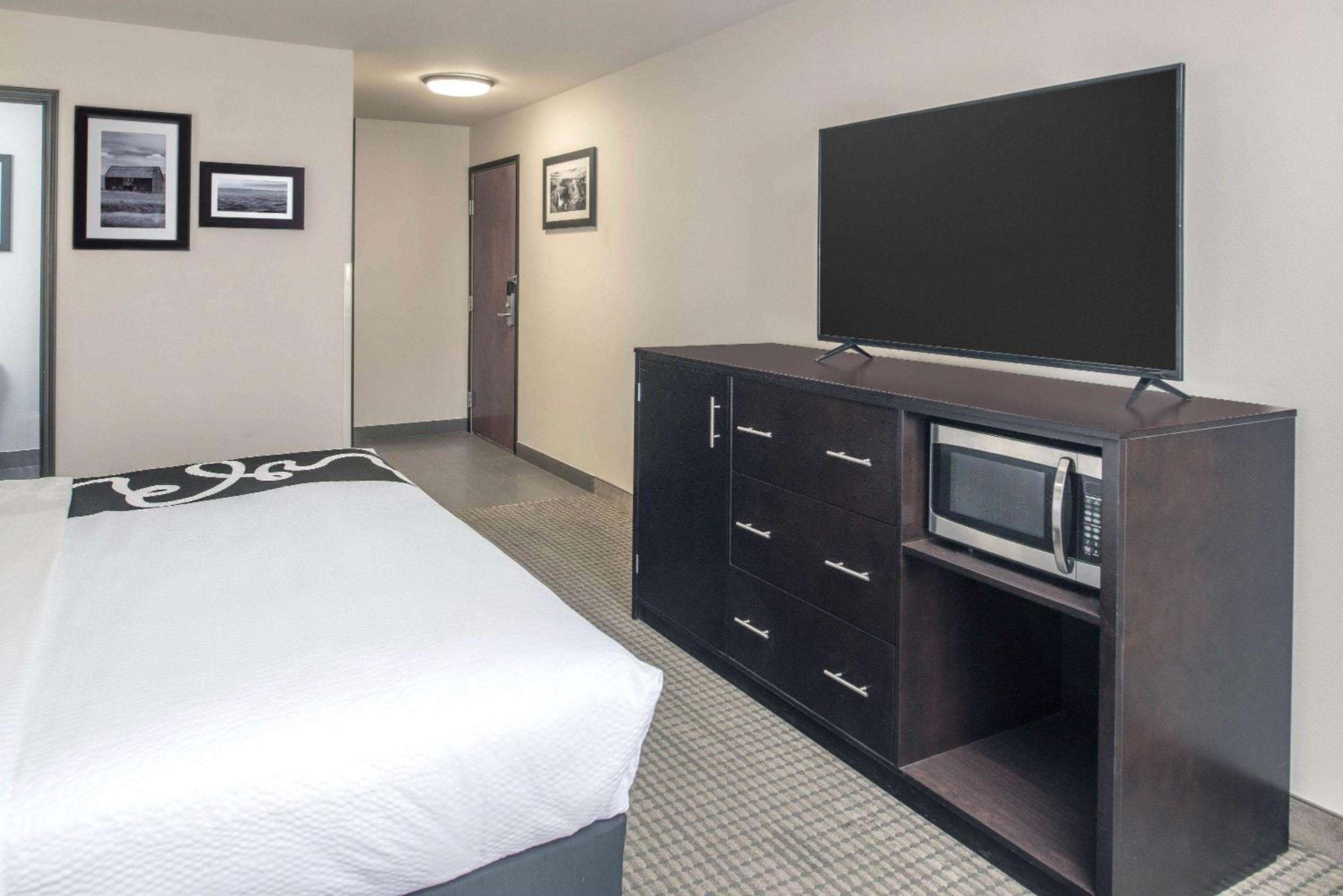 Deluxe King Room - Non-Smoking - Photo 2