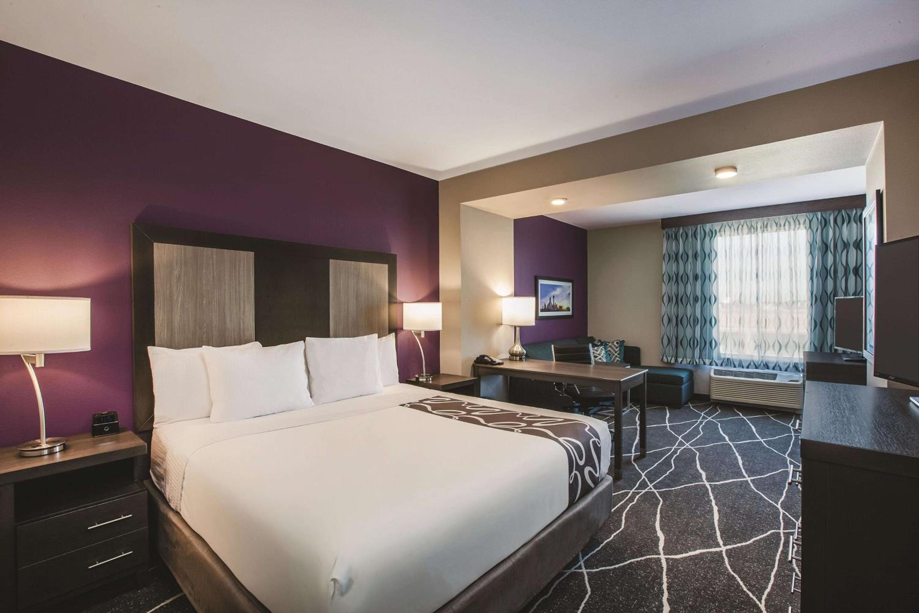 Executive King Room with Sofa Bed photo 3