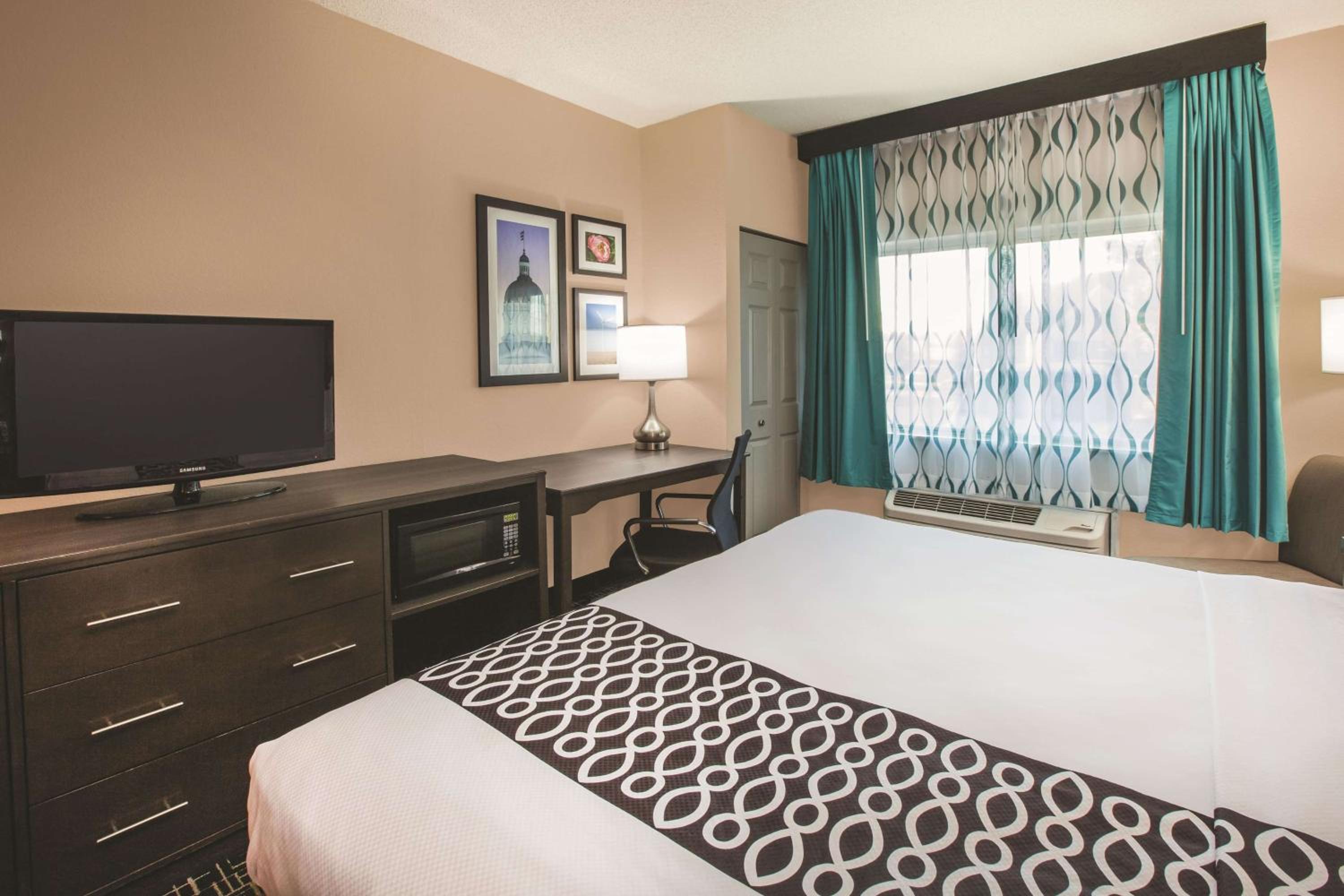 Deluxe King Room - Photo 2