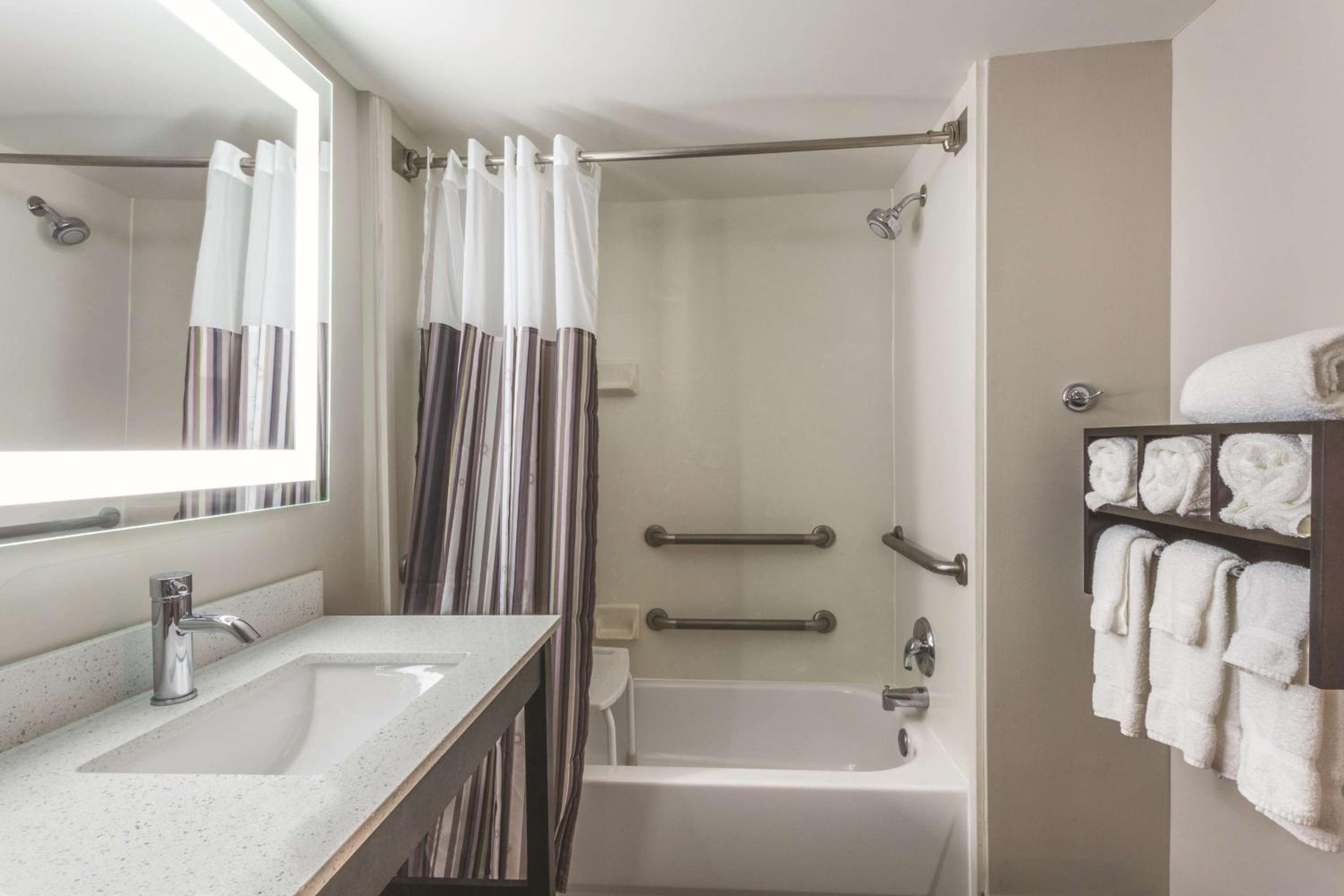 Queen Room with Two Queen Beds - Mobility Access/Non-Smoking - Photo 4
