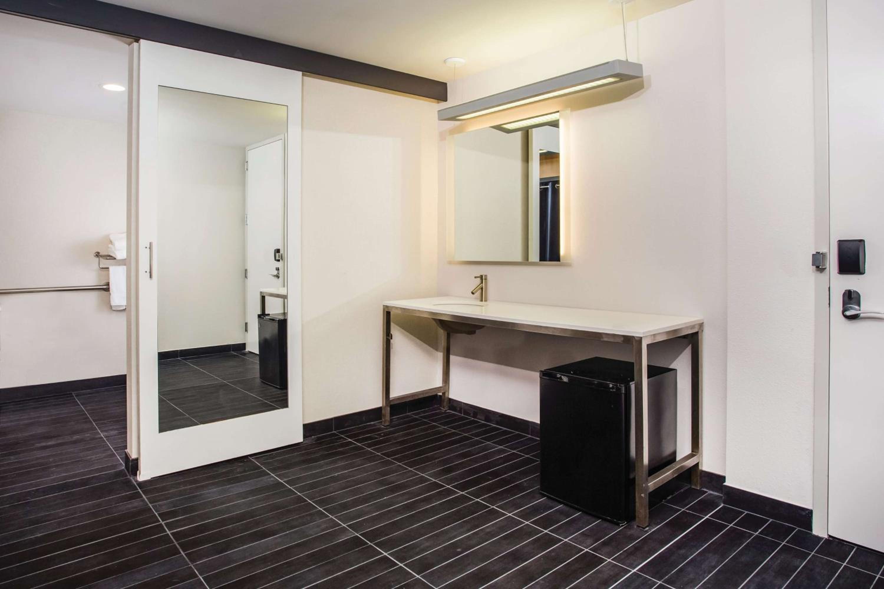 Queen Room with Two Queen Beds and Mobility/Hearing Access - Non-Smoking - Photo 4