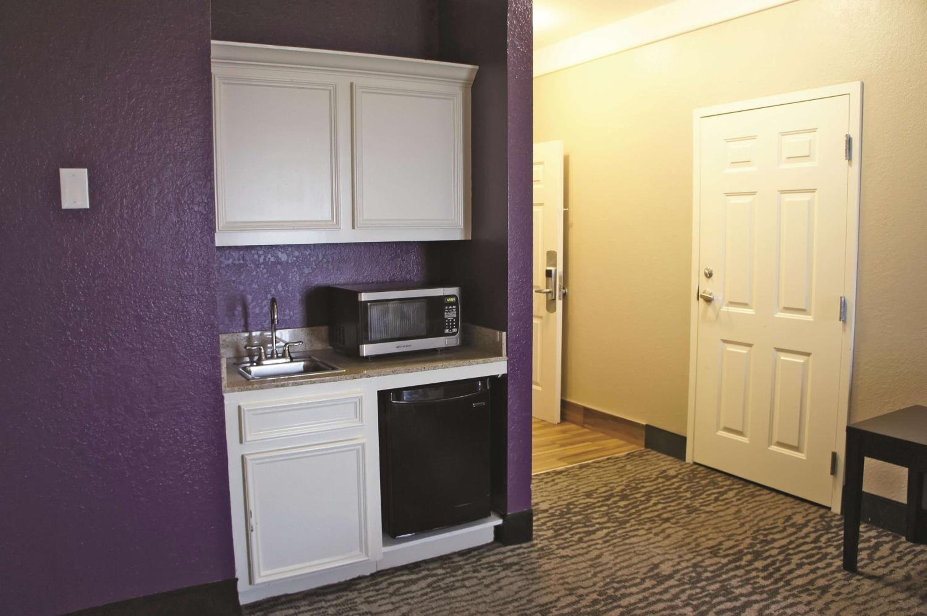 1 King 1 Sofa Bed, DLX Mobility/Hearing Access Suite, Tub w/Grab Bar, No Smoking photo 3