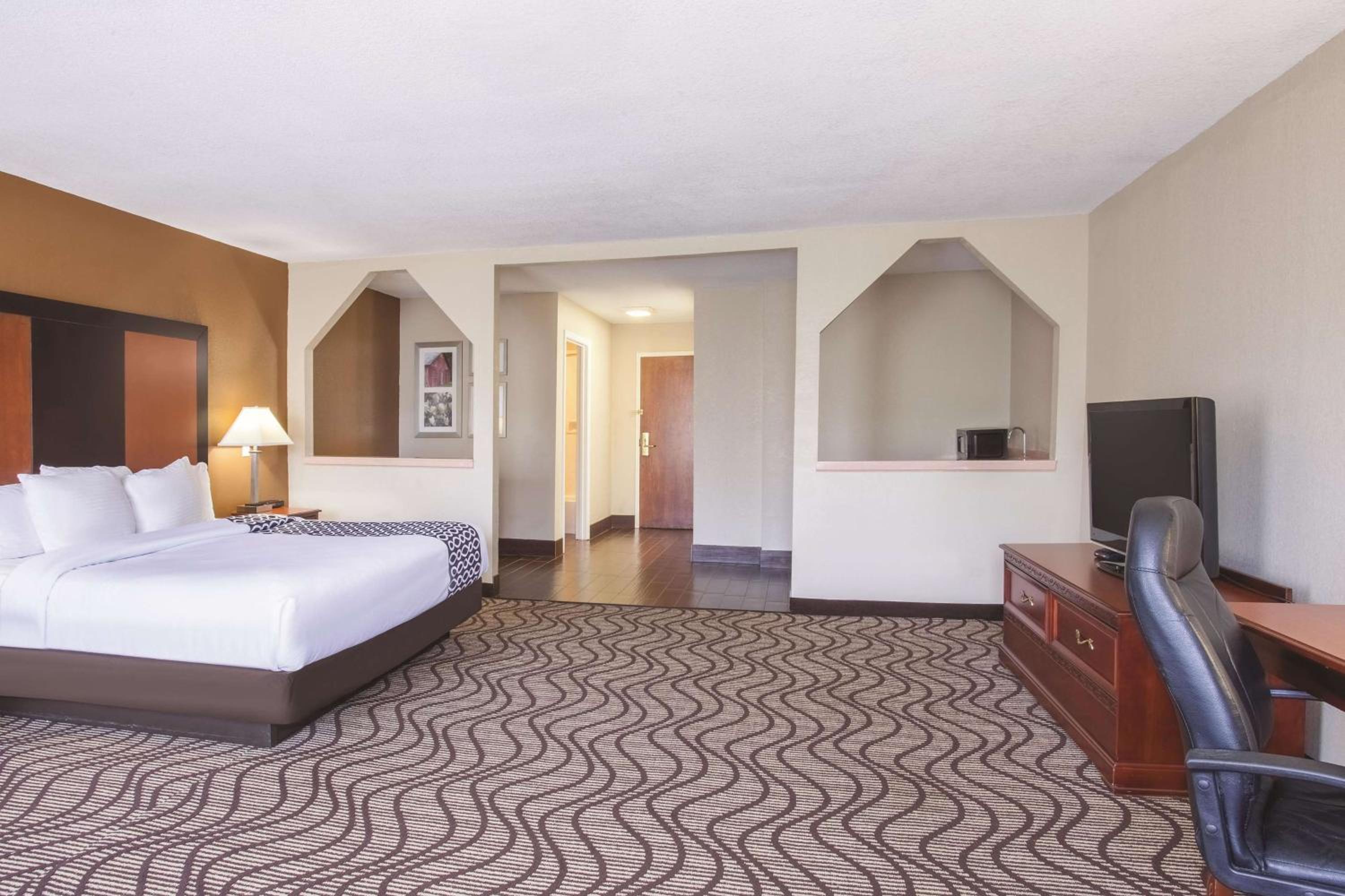 King Studio Suite with Two King Beds - Non-Smoking - Photo 1