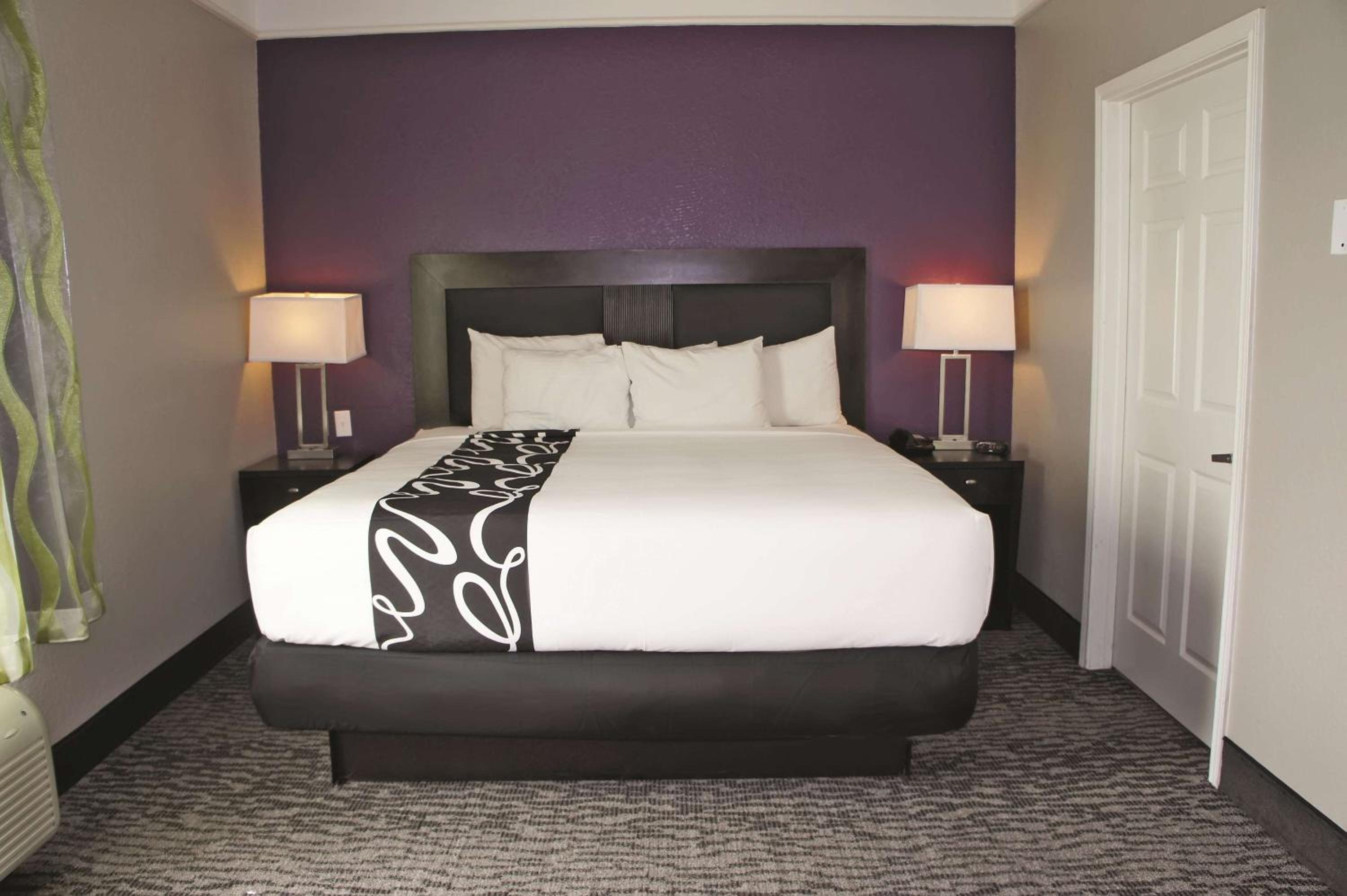 Superior King Suite - Non-SmokingÂ  - Photo 3